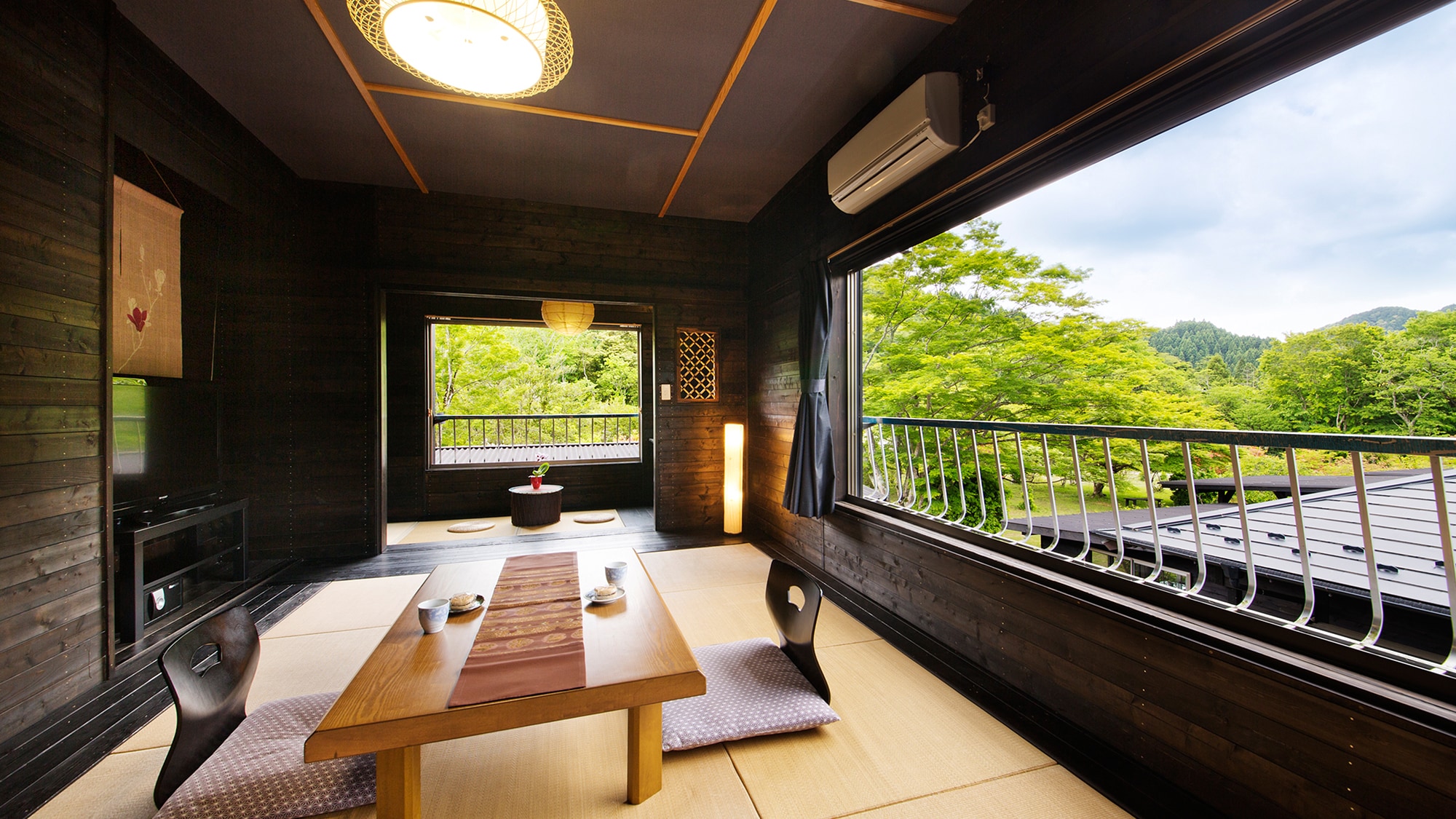■Main building wide - 10 tatami Japanese-style room -■ A Japanese-style setting where couples or families can relax in comfort.
