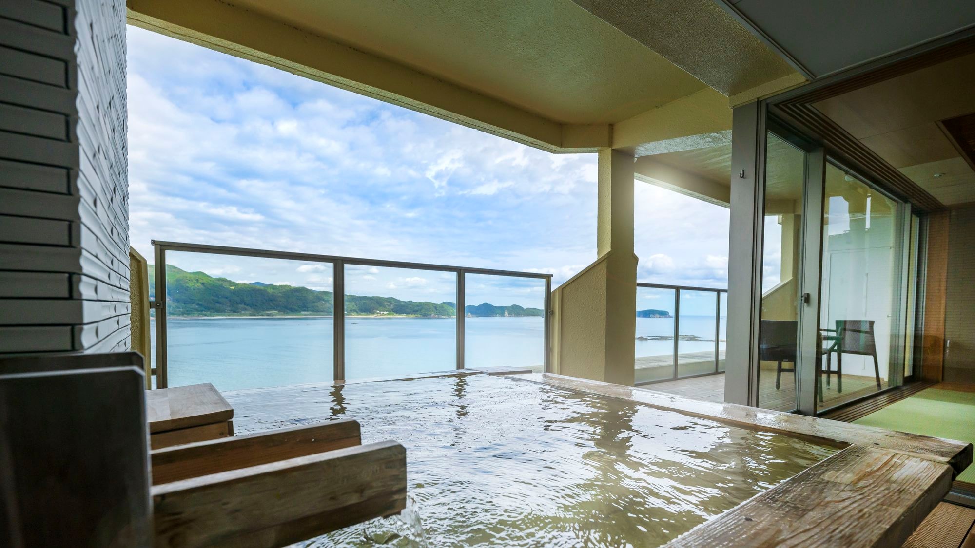 Corner suite with open-air observation bath (ocean view) *The bath in your room is also supplied with hot spring water.