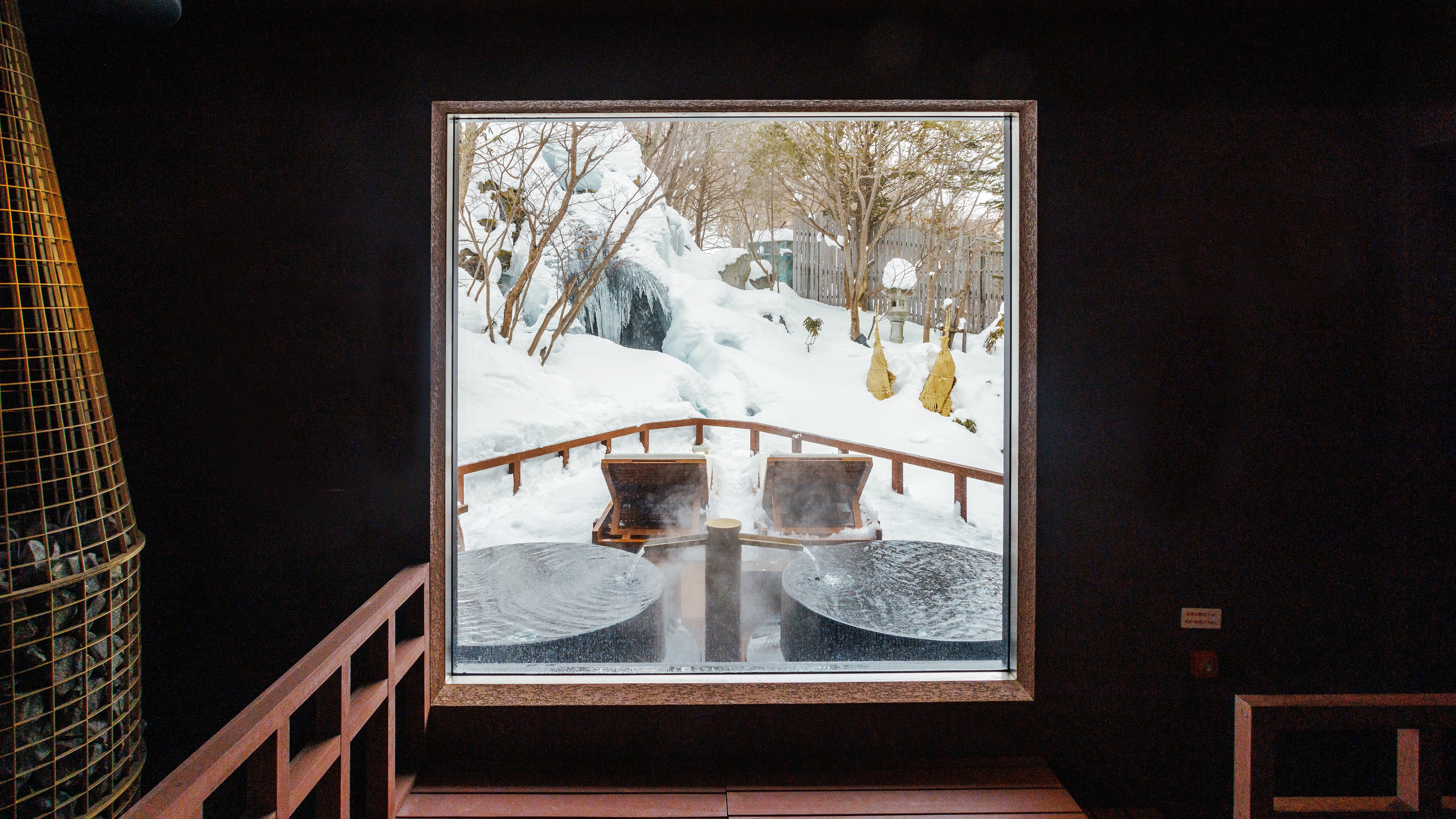 ◆鬼桑拿（冬季）／一邊欣賞壯觀的瀑布和雪景，一邊享受生活。 （一例）