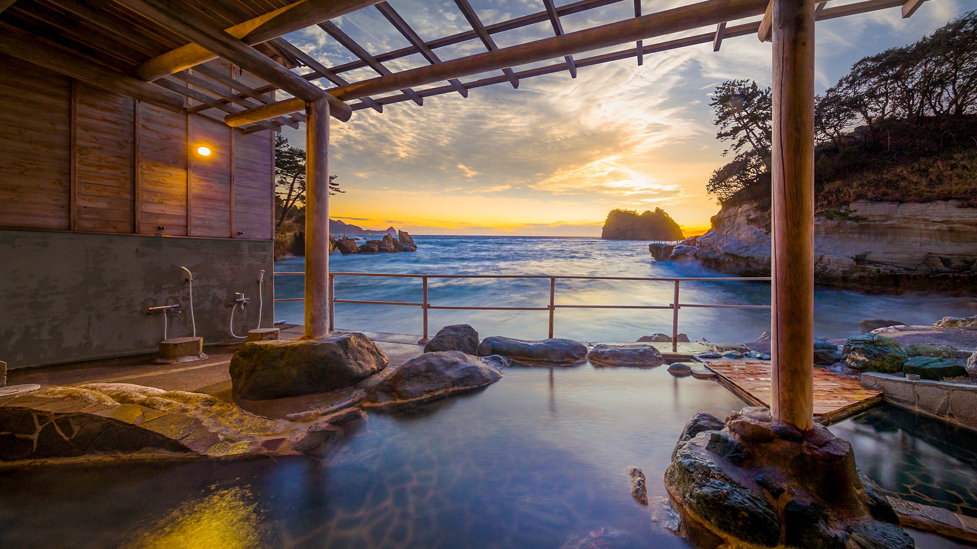 ■The hot springs where you feel like you can reach out and touch the sea are a real pleasure that only a clear stream can offer. [Open-air bath on the shore (for men only) "Gyofu"]