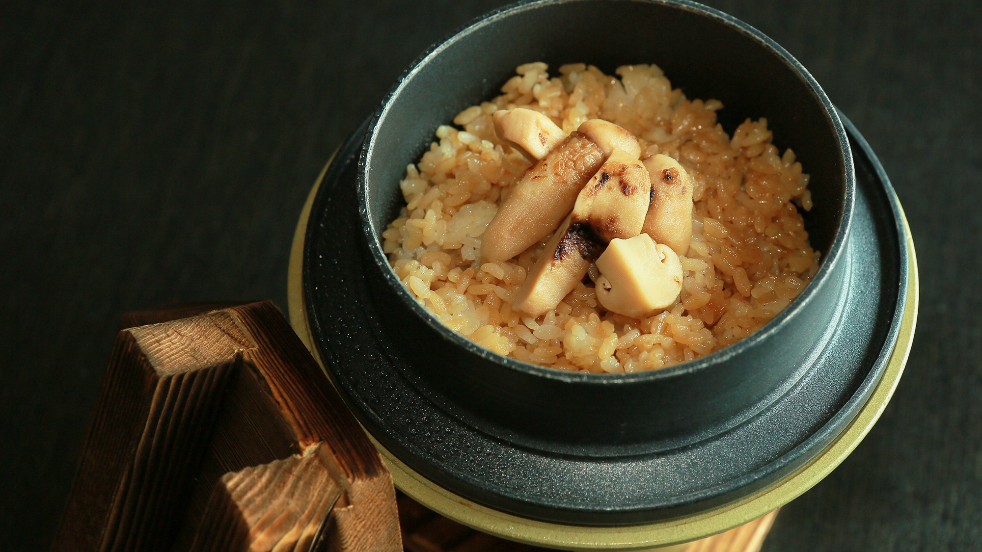 [Takikomi gohan with matsutake]