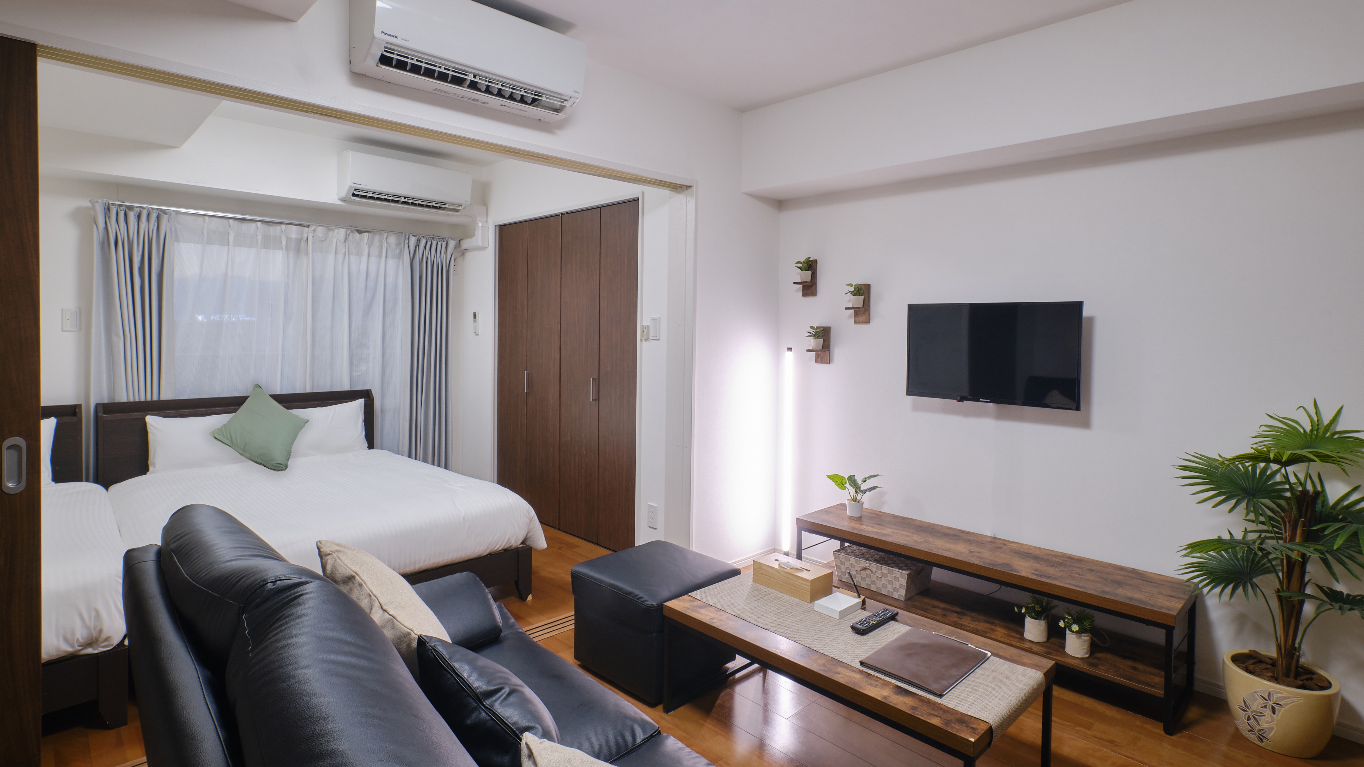 2 double bedrooms: Room 2 living room and bedroom