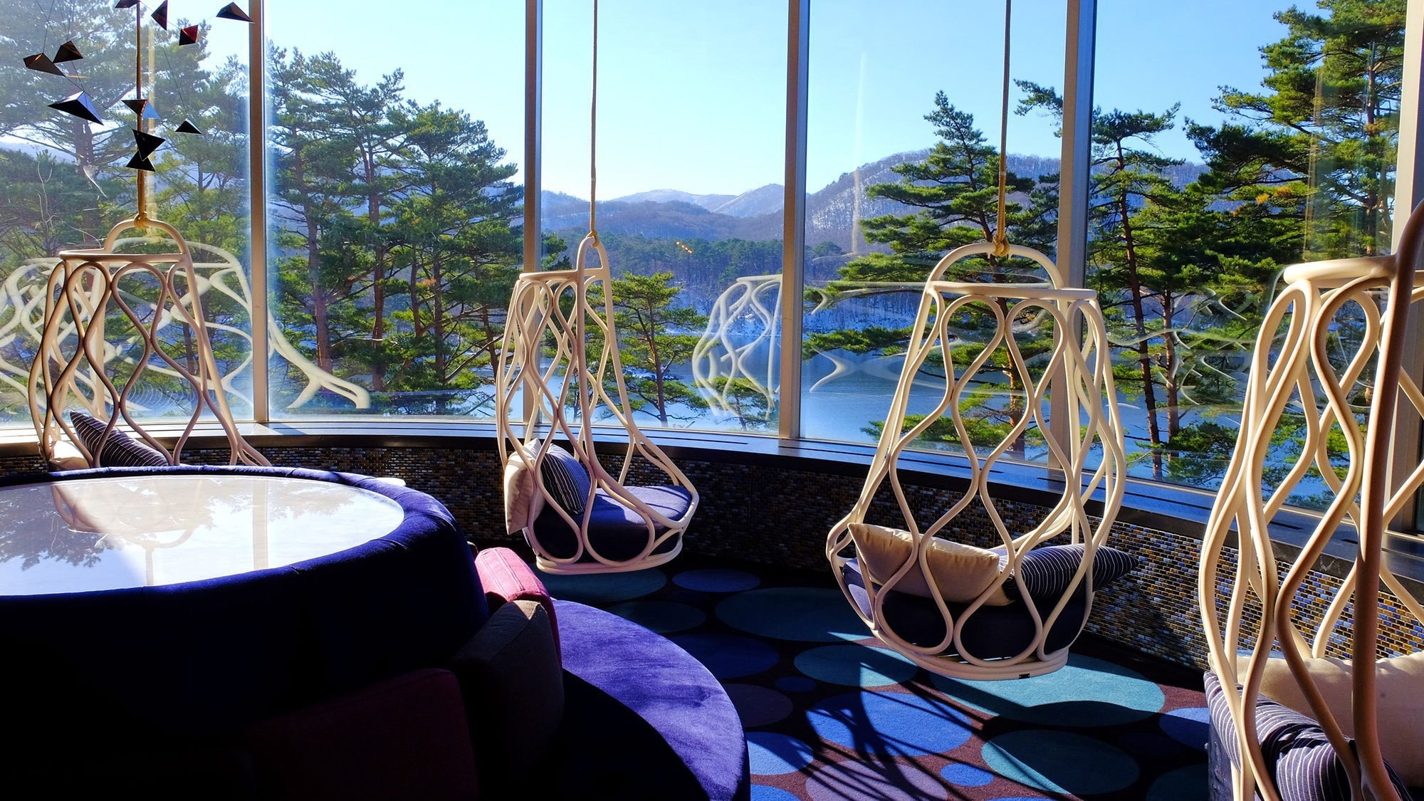 [Play Spot] An observation space with a panoramic view of Lake Hibara. Relax on a rocking chair with a drink in hand.