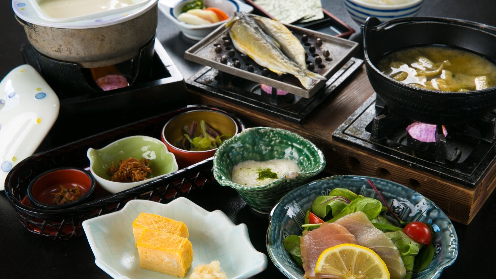 【料理例】 温泉之旅的一大乐趣，就是从早晨开始就能享用种类丰富的料理和当季食材。