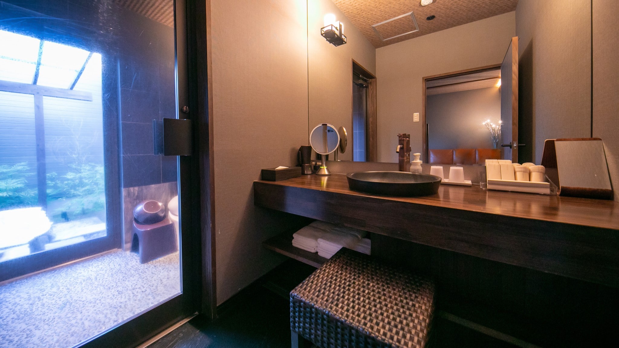 Standard guest room/washstand