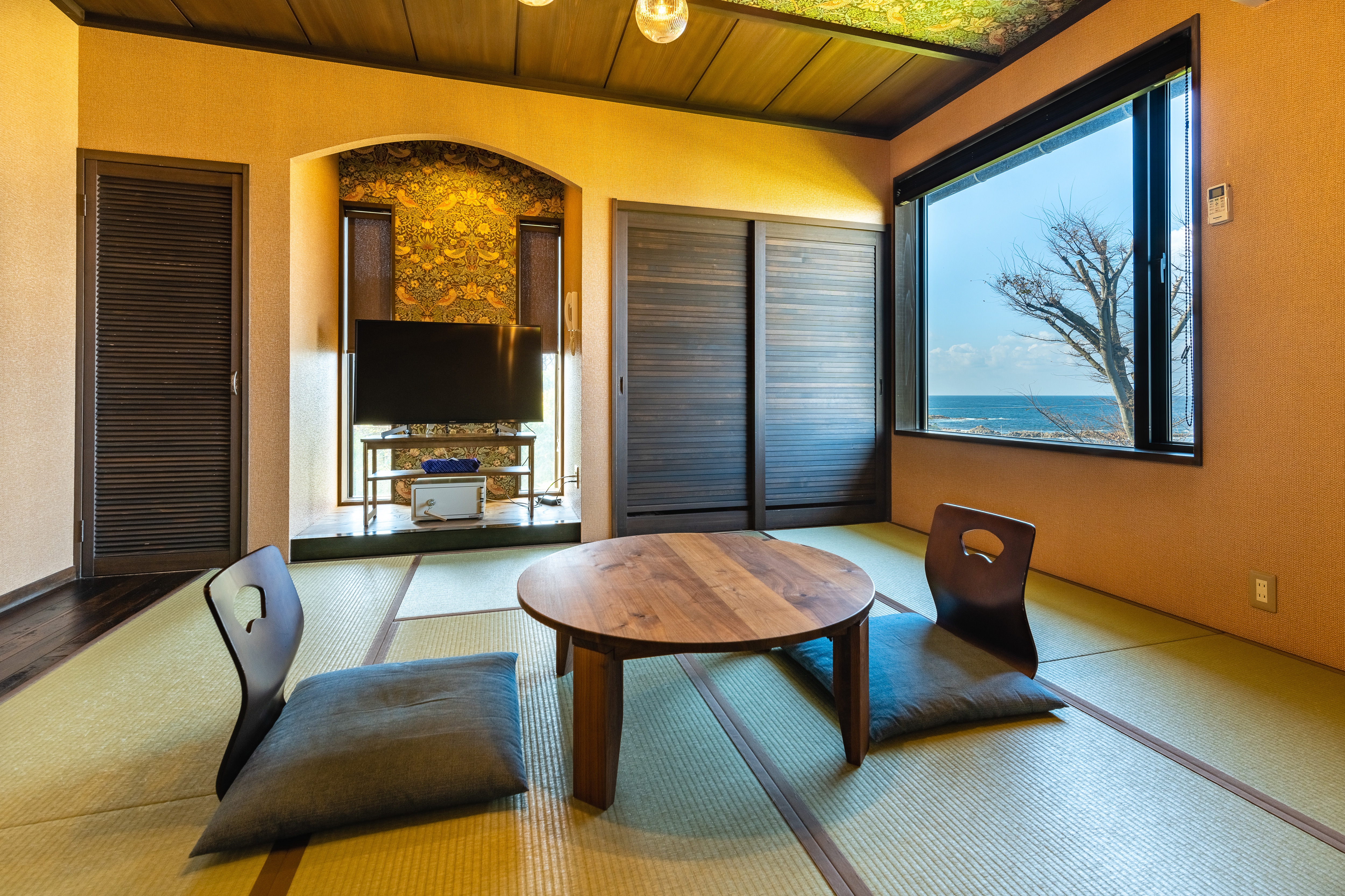 Romantic guest rooms with a panoramic view of the Sea of Japan and toilets