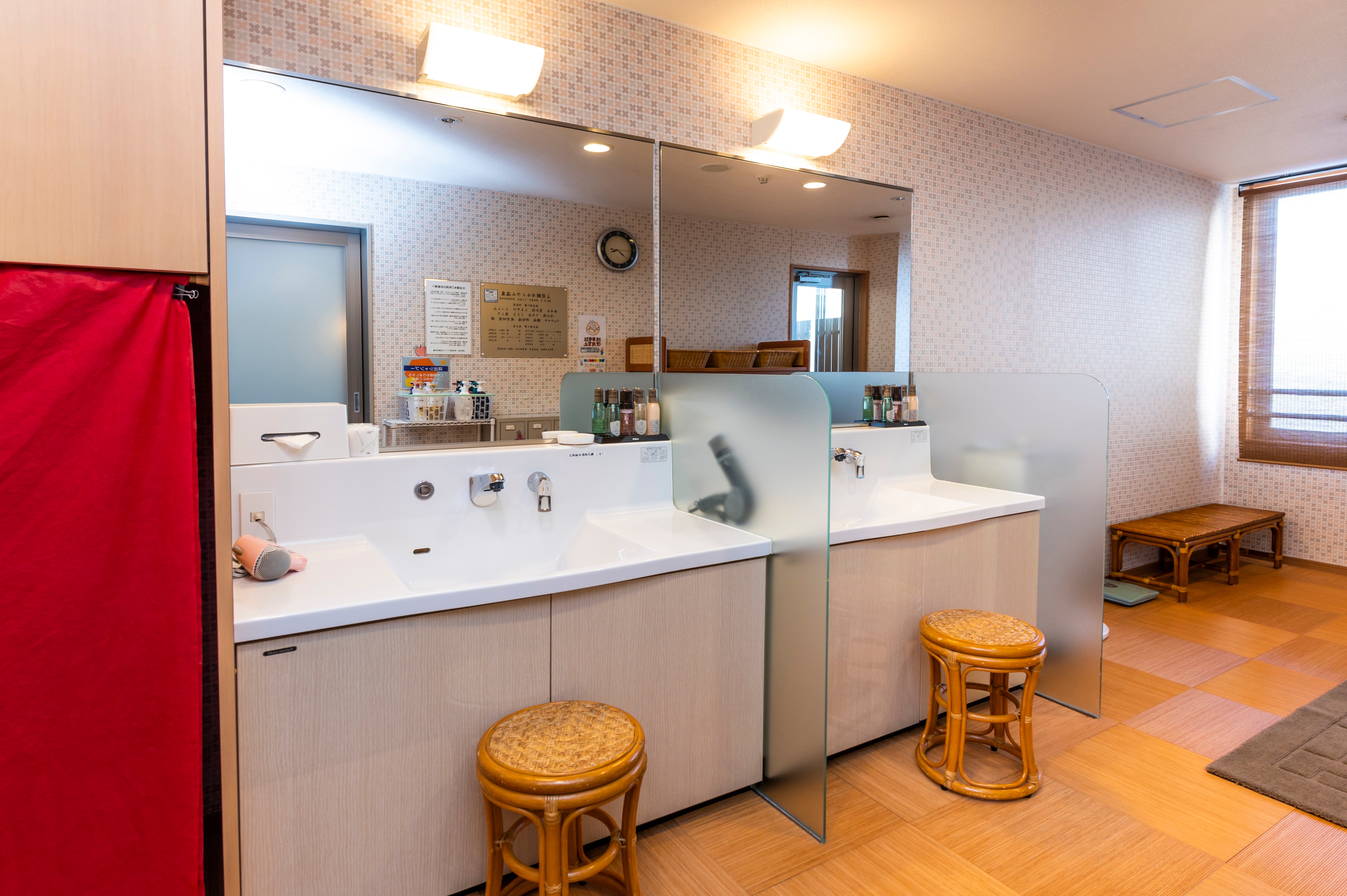Women's large bath changing room