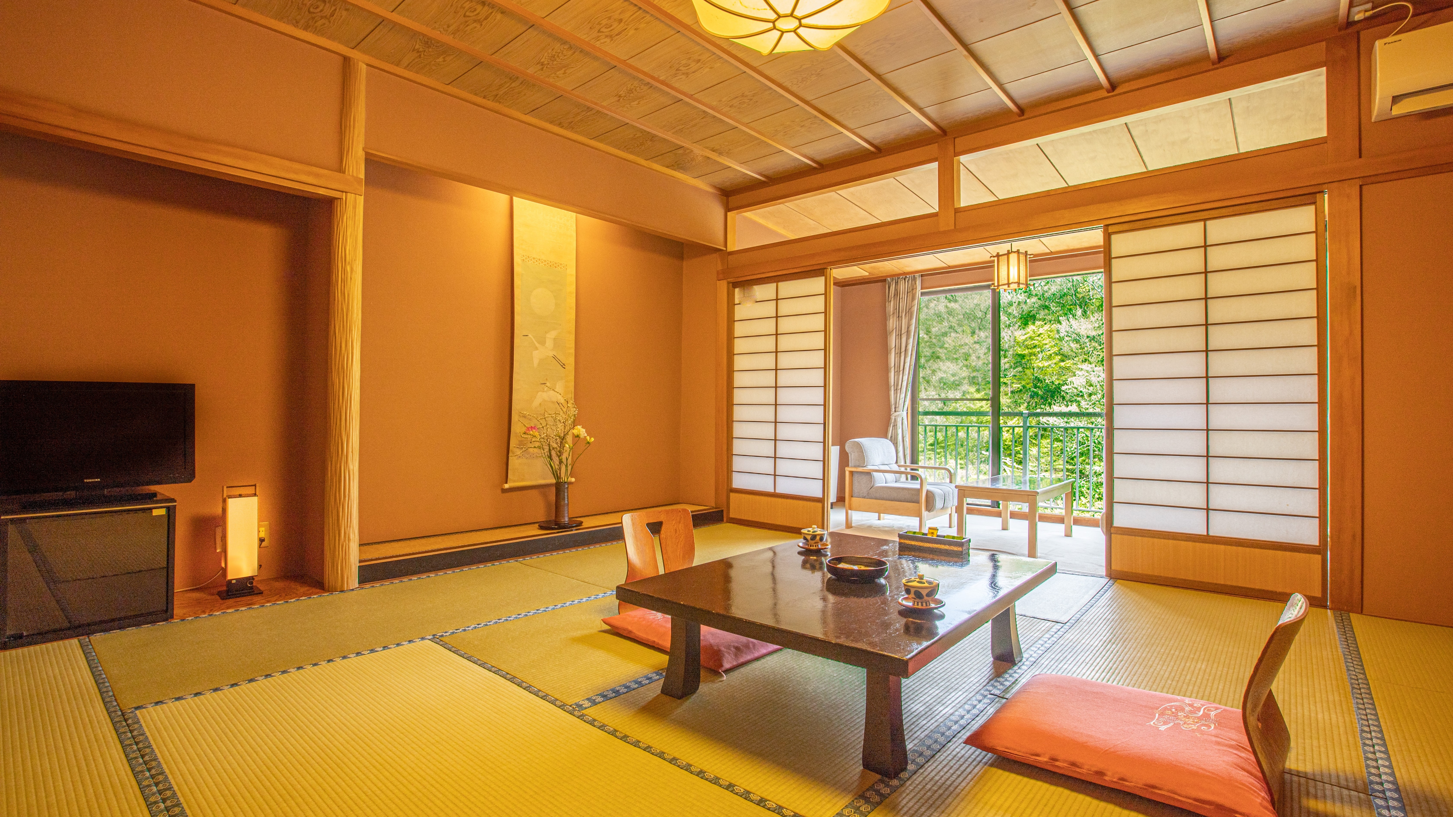 [River side Japanese-style room] Pure Japanese-style guest room facing Kakusenkei Gorge