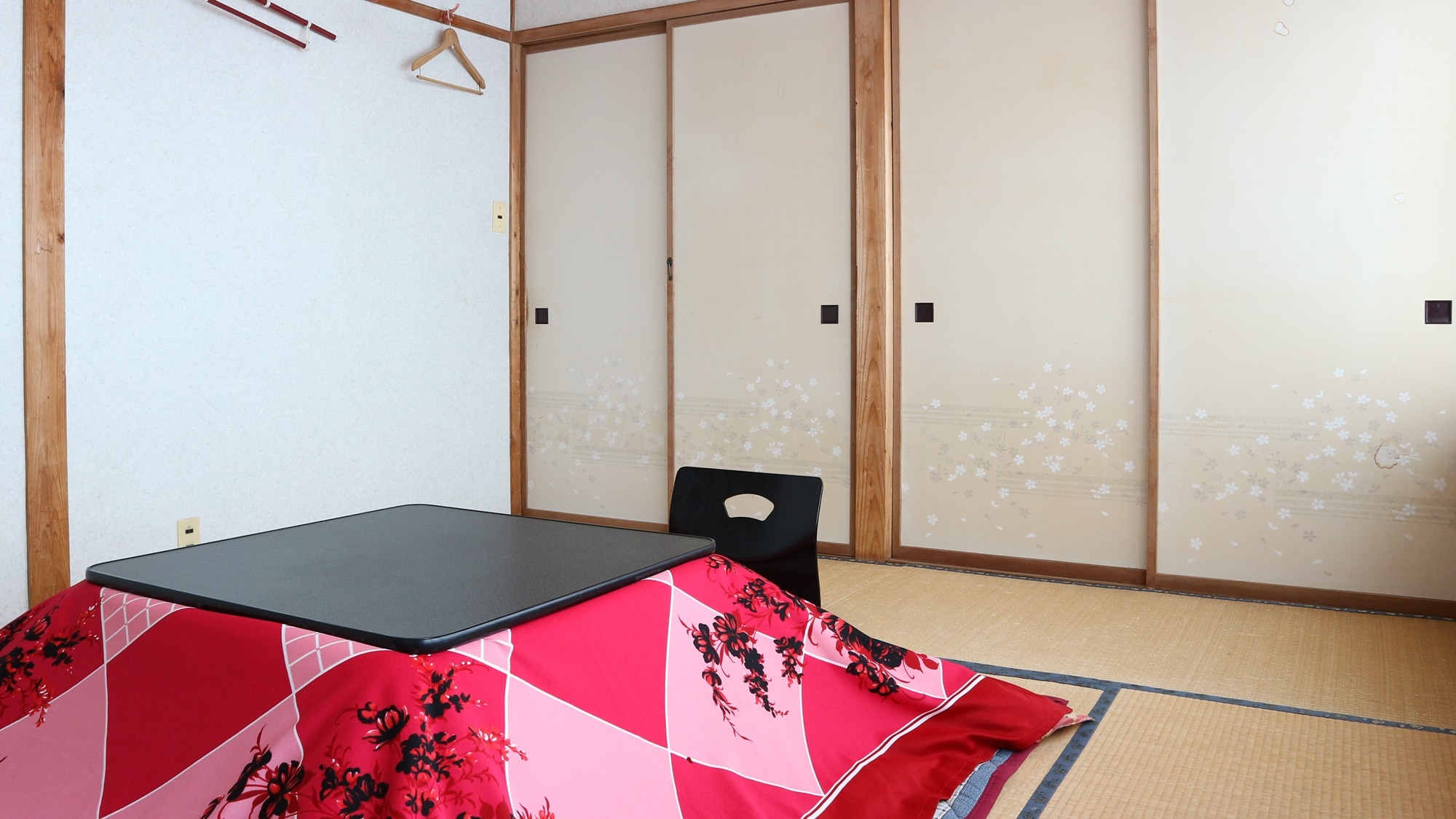 *8 tatami Japanese-style room/You can relax in the kotatsu in winter.