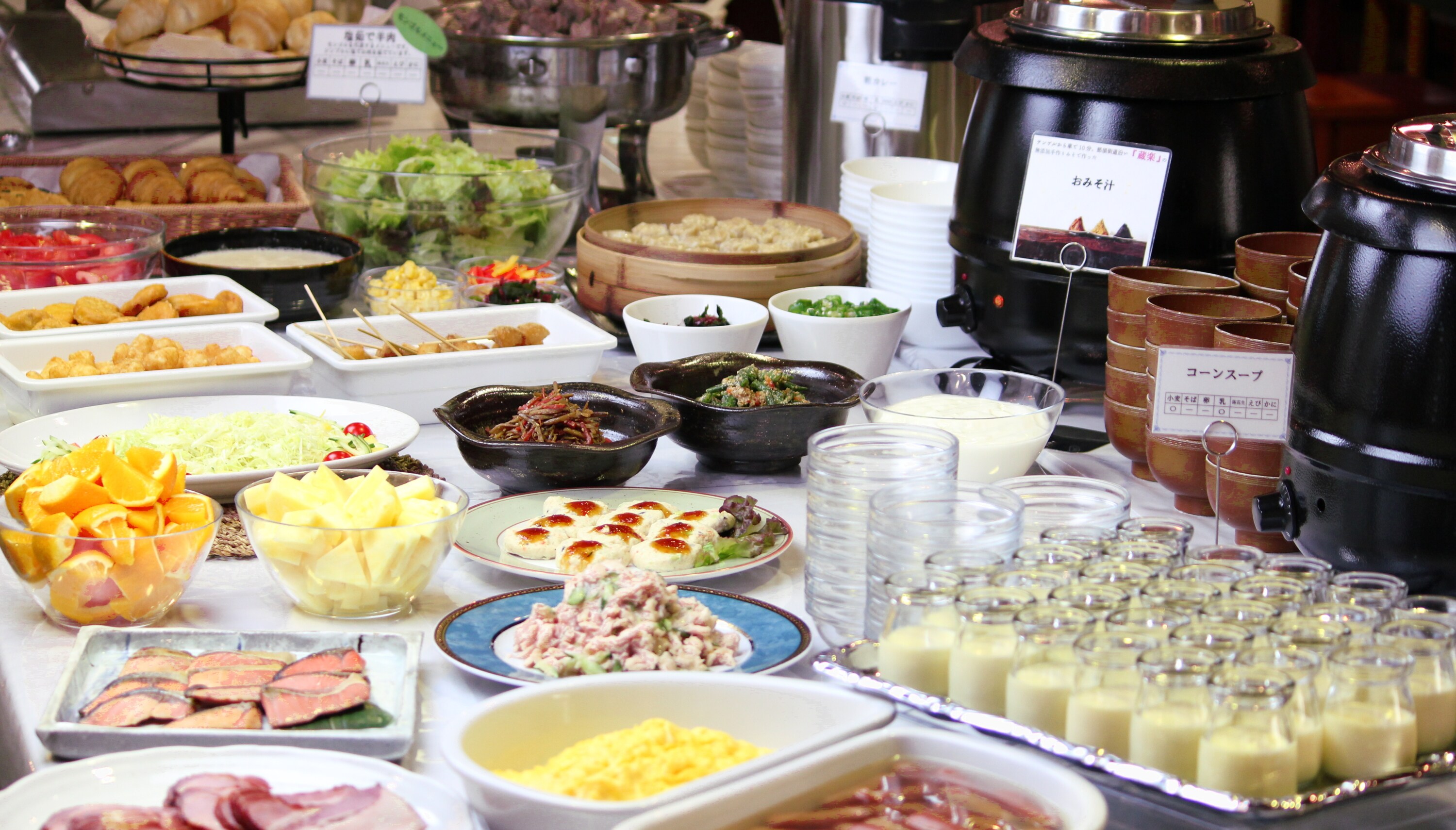 [Contoh sarapan] Sekitar 30 jenis hidangan prasmanan Jepang dan Barat. Tergantung pada tingkat hunian, makanan mungkin disajikan di piring pada beberapa hari.