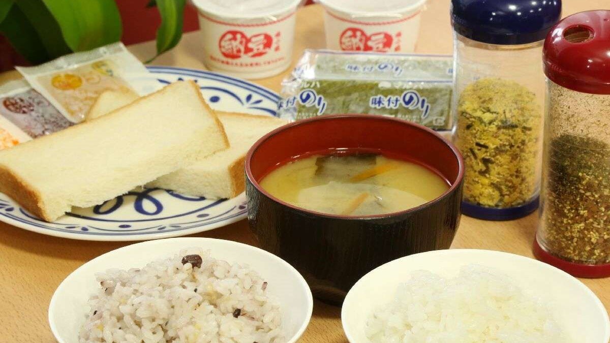 Japanese and Western buffet breakfast serving example