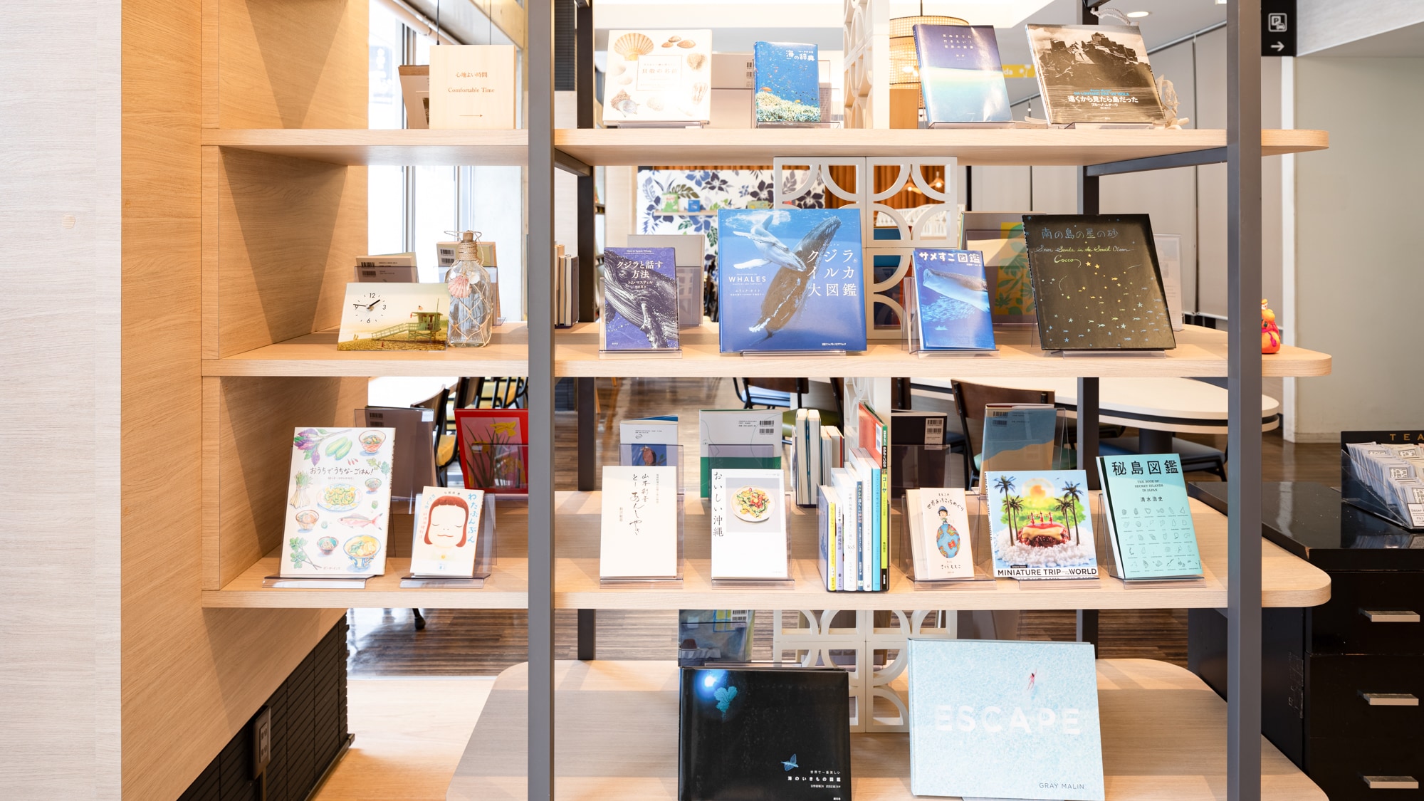 [Library Cafe] Enjoy books professionally selected