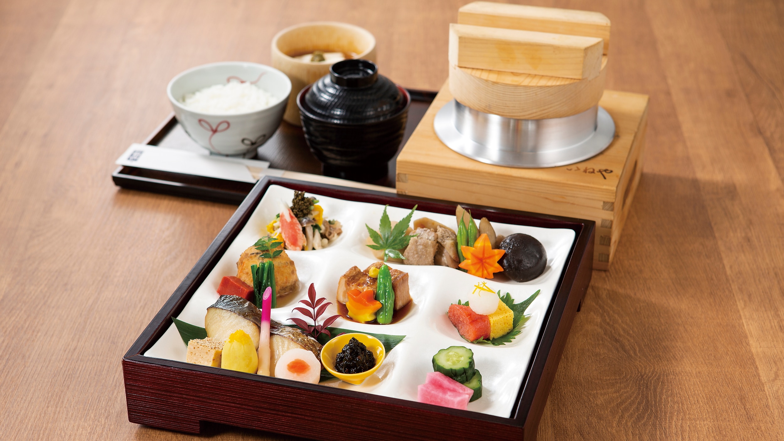 Breakfast - Japanese meal (autumn) ■An example of an autumn menu. A set of rice cooked in a pot, miso soup, seasonal side dishes, and homemade tofu.