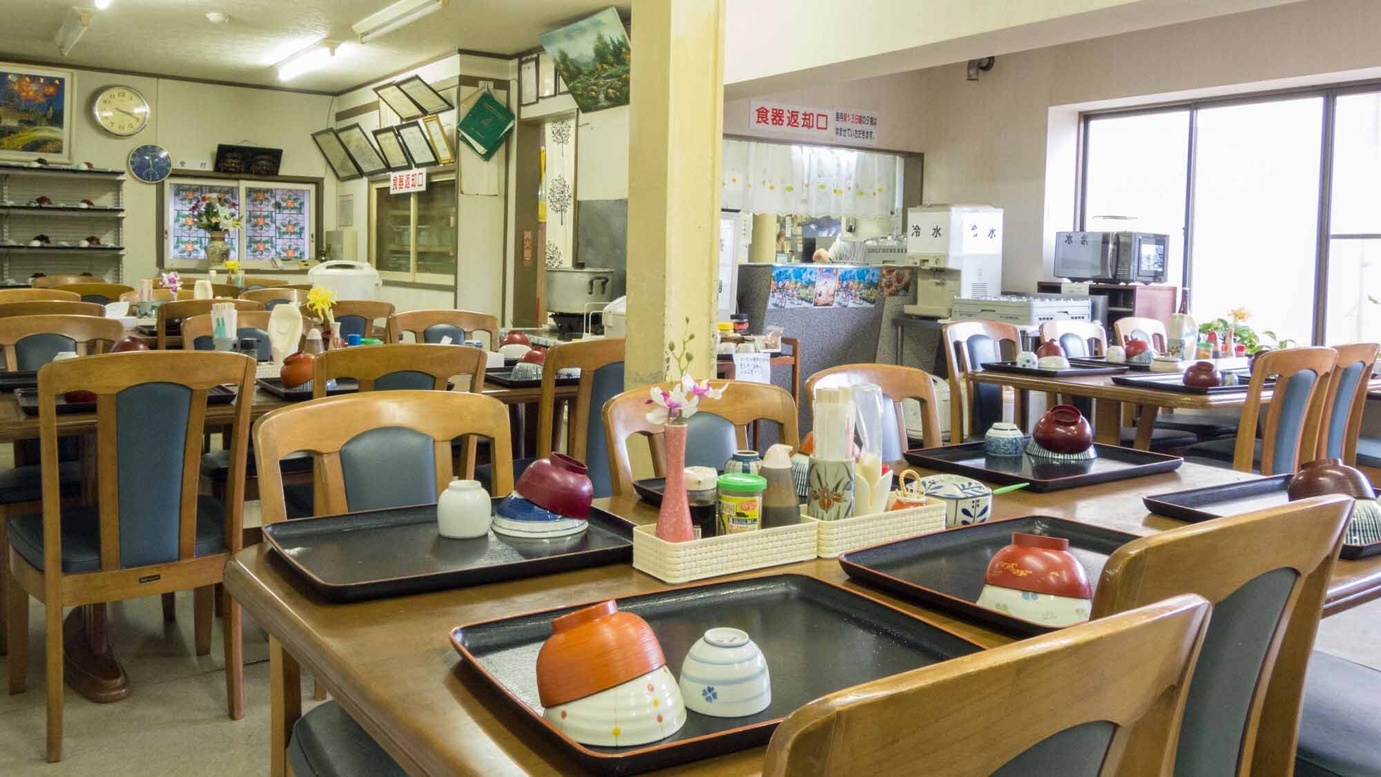 *[ร้านอาหาร] ที่นี่เสิร์ฟอาหารเช้าและอาหารเย็น