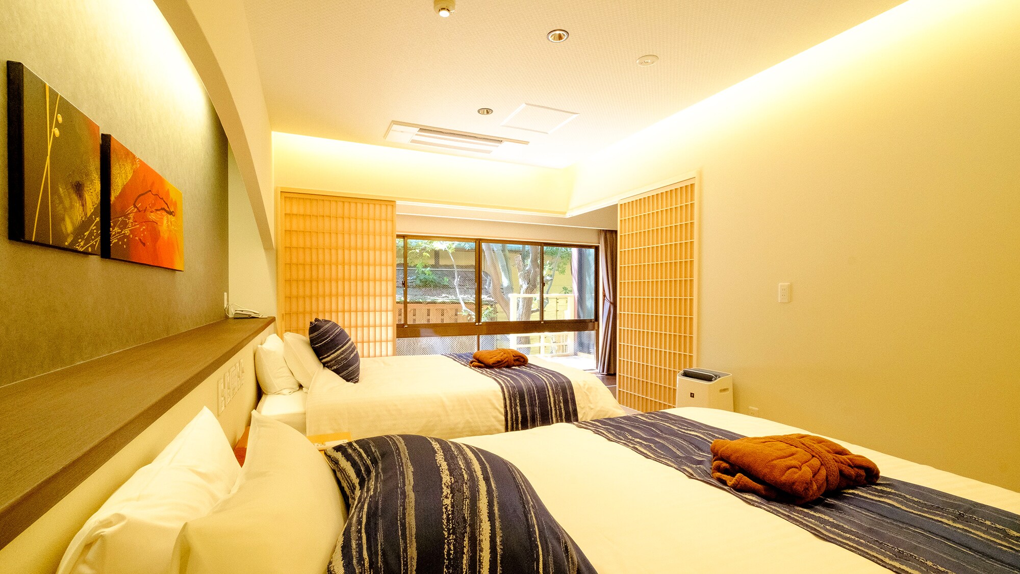 [Bizen 8 - Courtyard Twin] Tận hưởng giấc ngủ thoải mái trên chiếc giường đôi rộng rãi.