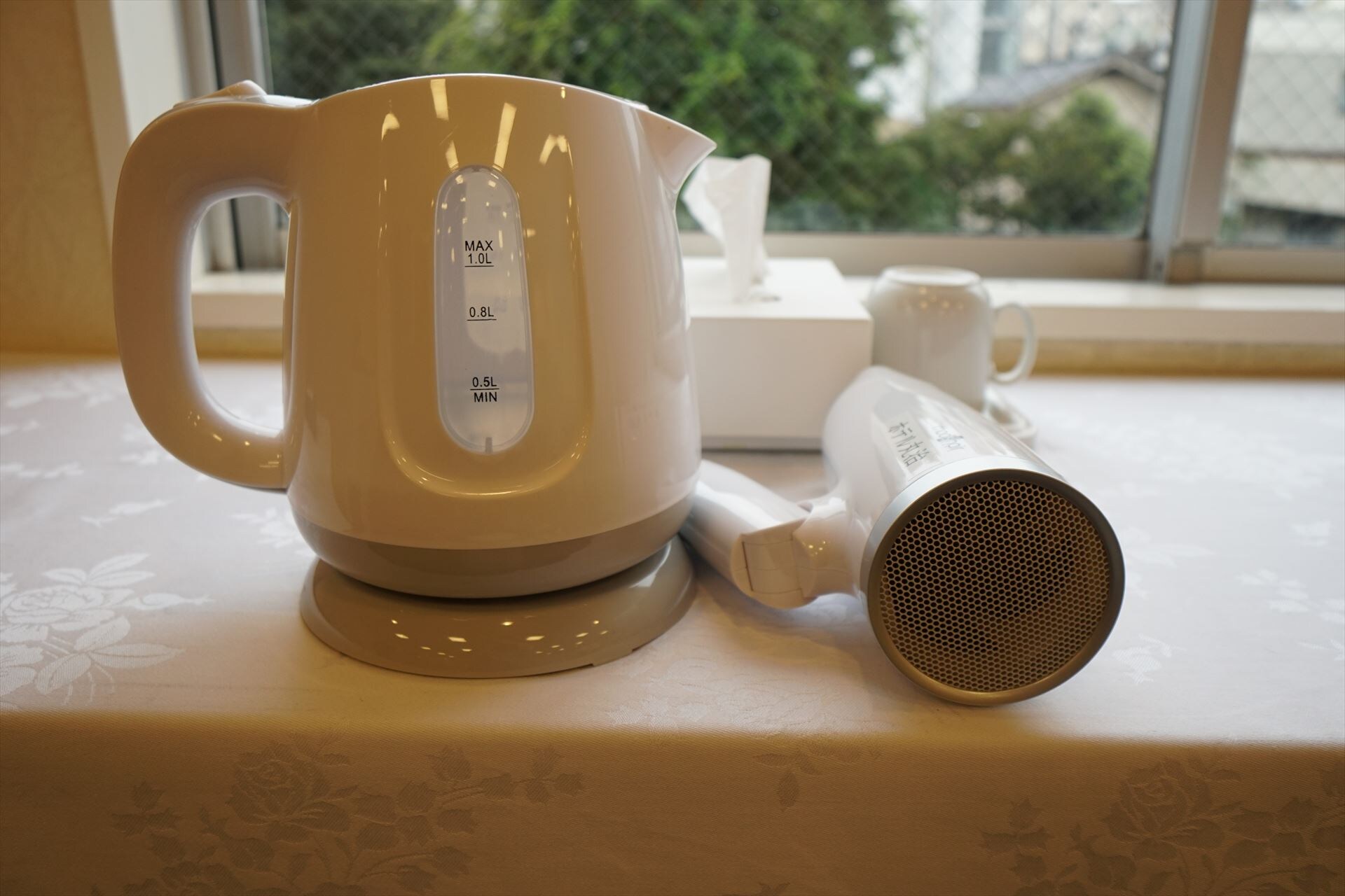 Room amenities: Electric kettle, hair dryer, cups