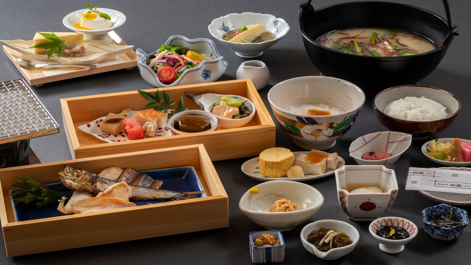 [Gambar sarapan] Makanan set Jepang untuk menikmati bahan-bahan yang dipilih dengan cermat oleh koki