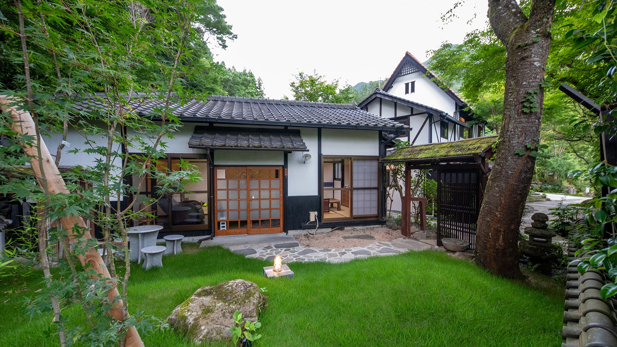 [Tonbo] Separate guest room_Japanese-style room 6 tatami mats + 6 tatami mats. Enjoy the luxury of doing nothing to your heart's content.