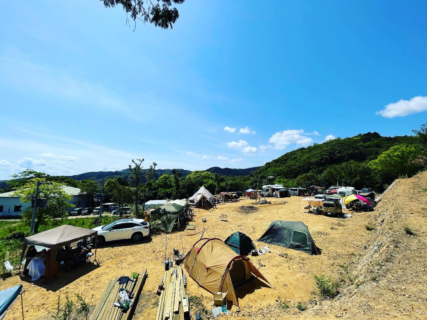 ・[Auto Camping] Enjoy camping under the big blue sky. You can see a star-filled sky at night.