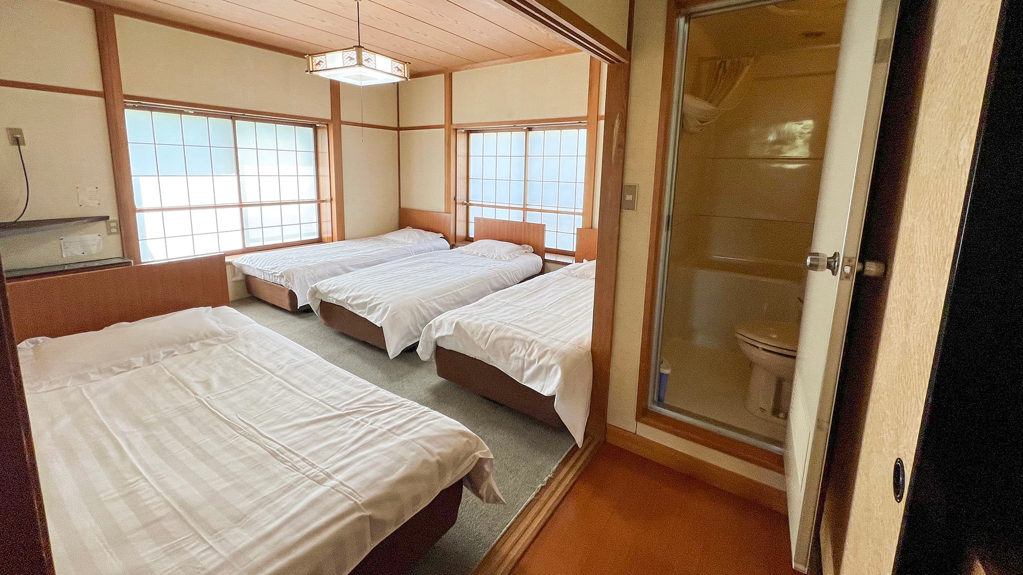 ・A room with 4 single beds. Depending on the season, you can see Mt. Norikura.