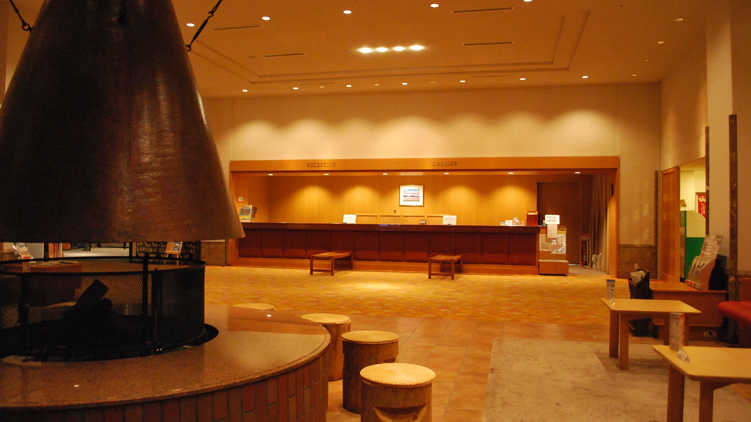 1st floor lobby: In winter, the fireplace is lit to warmly welcome everyone.