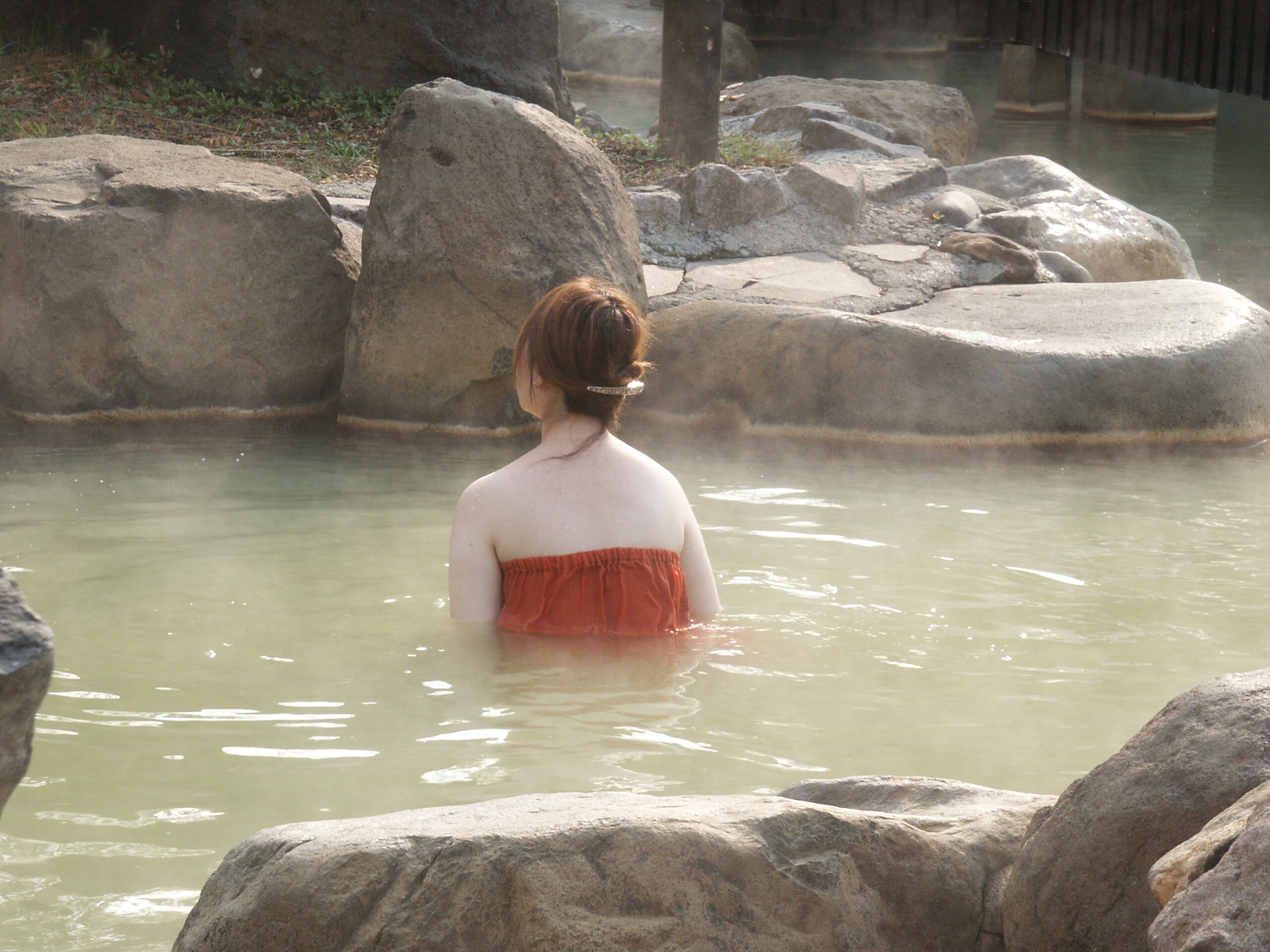 Female customers are required to wear a hot spring bath when using the mixed bathing large open-air bath.