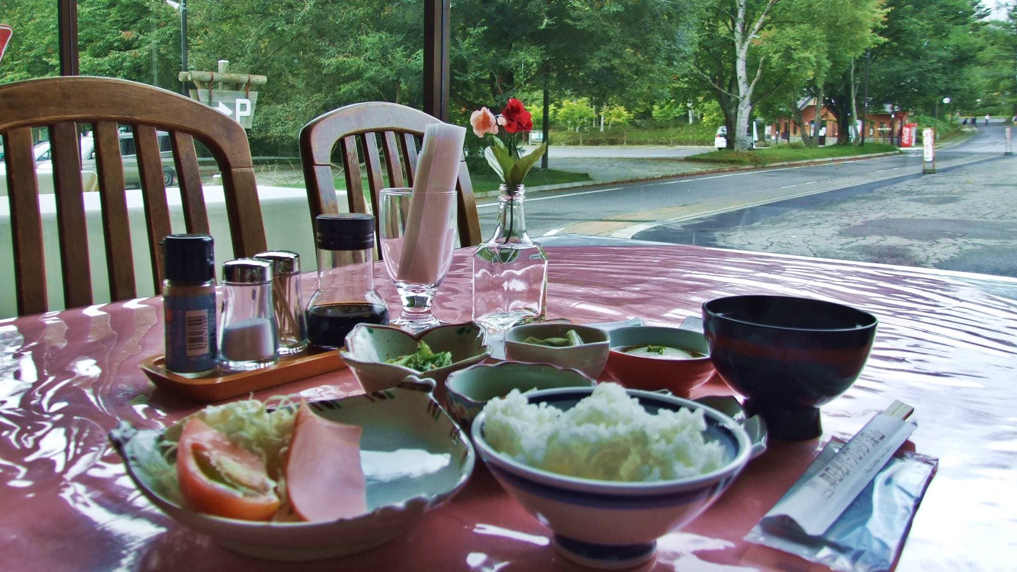 *Contoh sarapan: Restoran terbuka dengan jendela besar. Nikmati hidangan Anda sambil merasakan alam.
