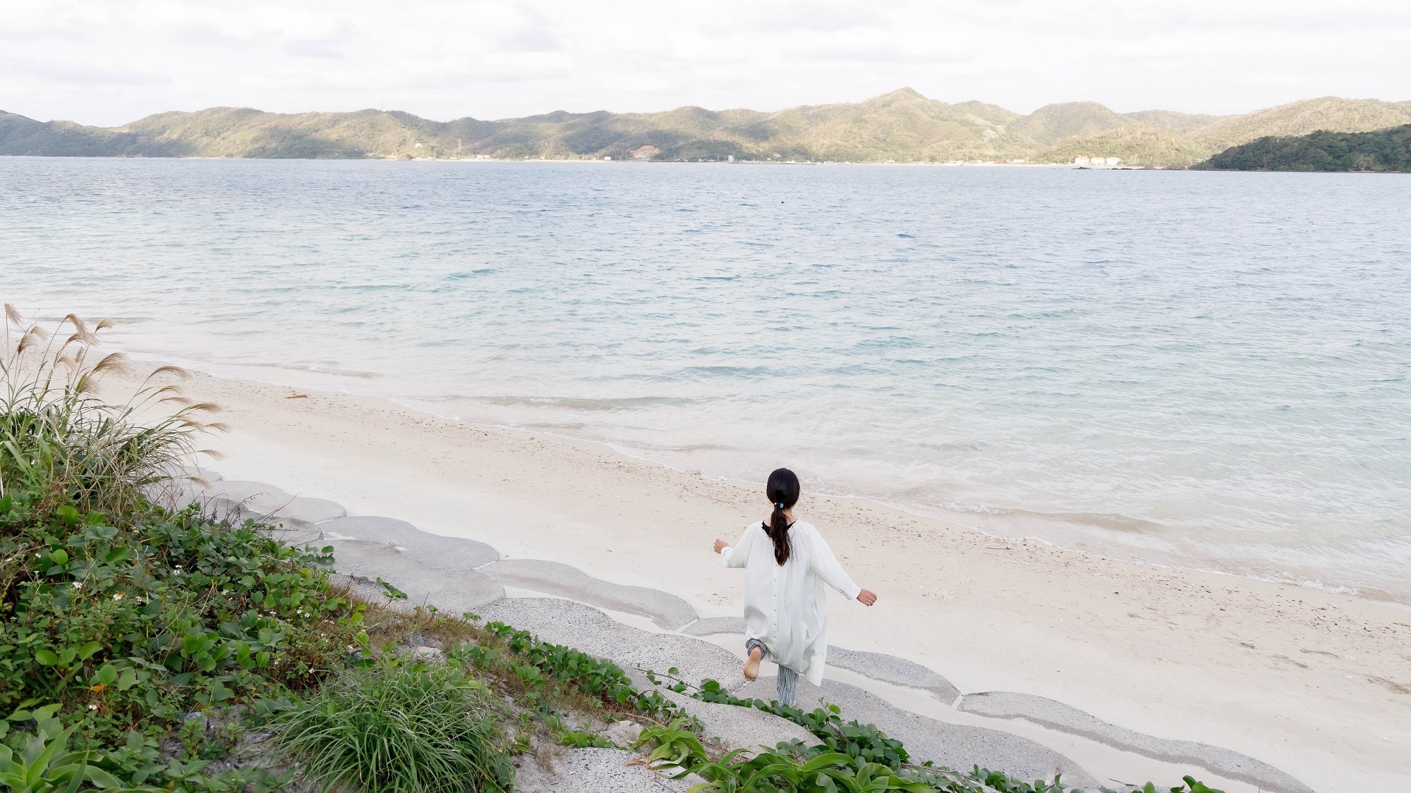 ภาพ “บ้านพักหาดทรายมีทางเดินแคบๆ” หาดทรายขาวละเอียดตระการตาตรงหน้าคุณ