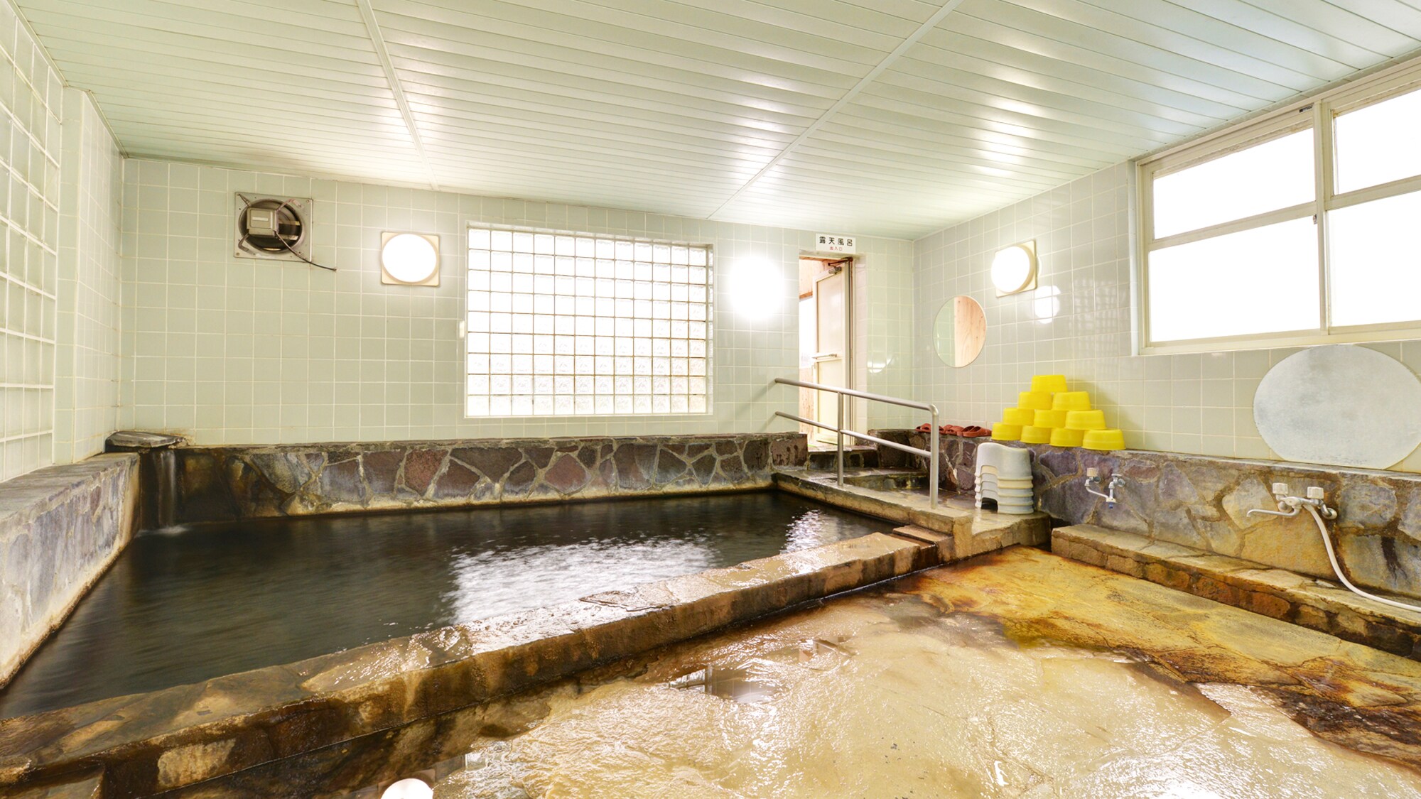 *男浴場/湧出的溫泉是100％天然源頭直噴的溫泉水。享受在溫水浴中放鬆身心的浸泡。