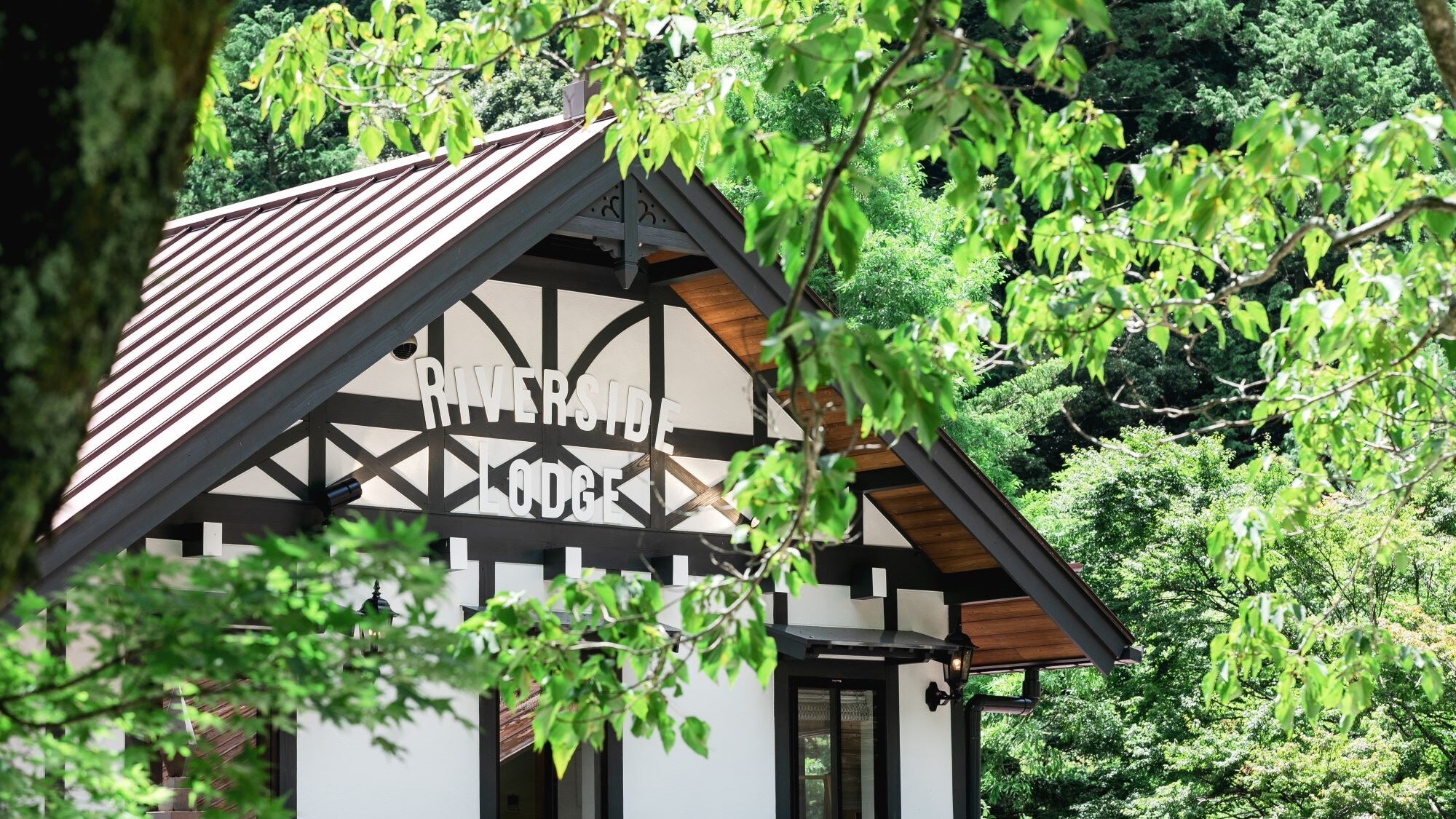Exterior of the lodge 16:9