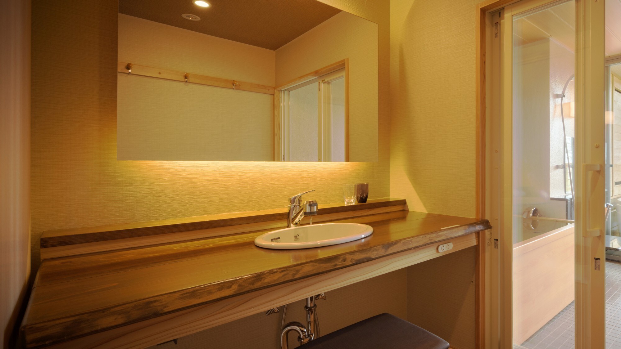 [Jiro's hermitage, 2nd floor] 20 tatami mats, modern Japanese and Western room with open-air bath ◆ The washbasin has a calm atmosphere.