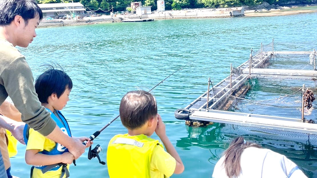 Bank fishing is possible at Tsutsumiura