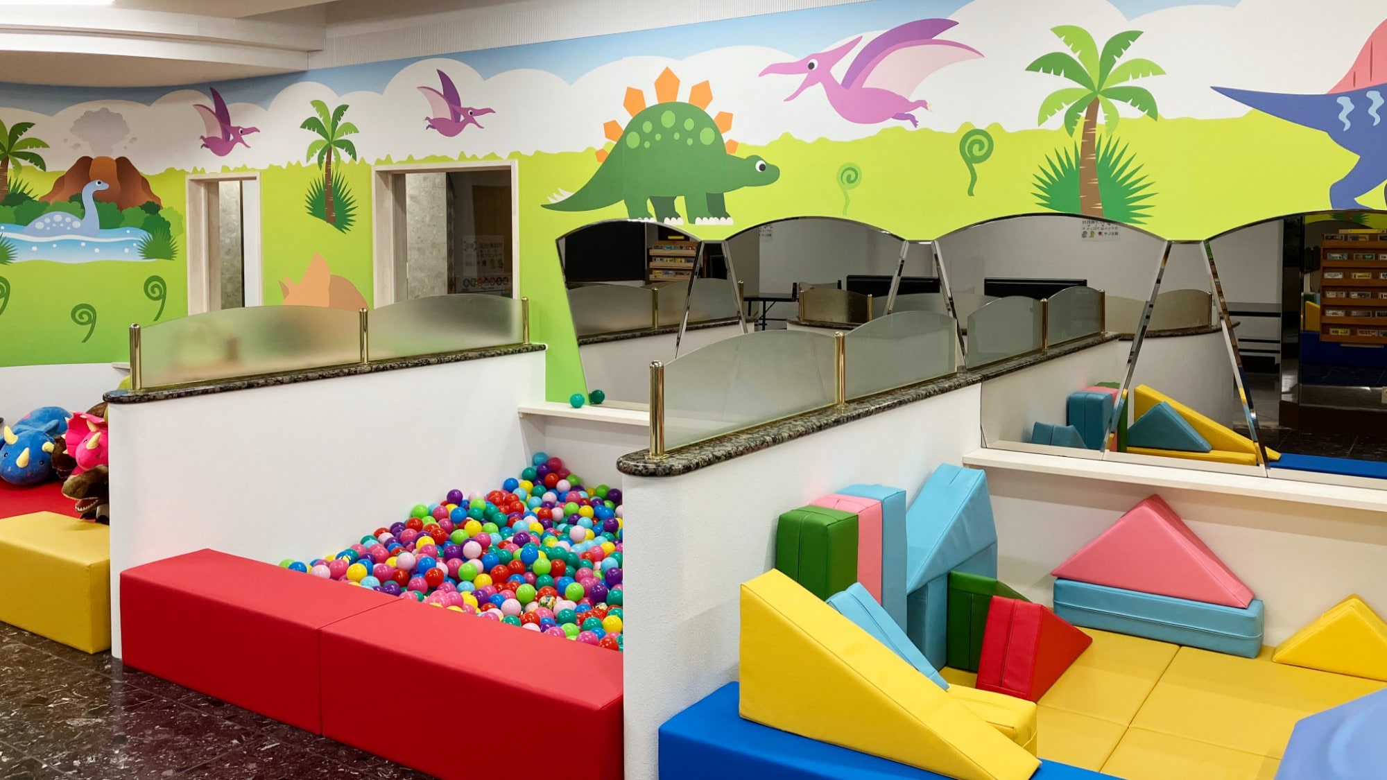 [Dinosaur Forest] Kids space and playroom. Small children can also enjoy it.