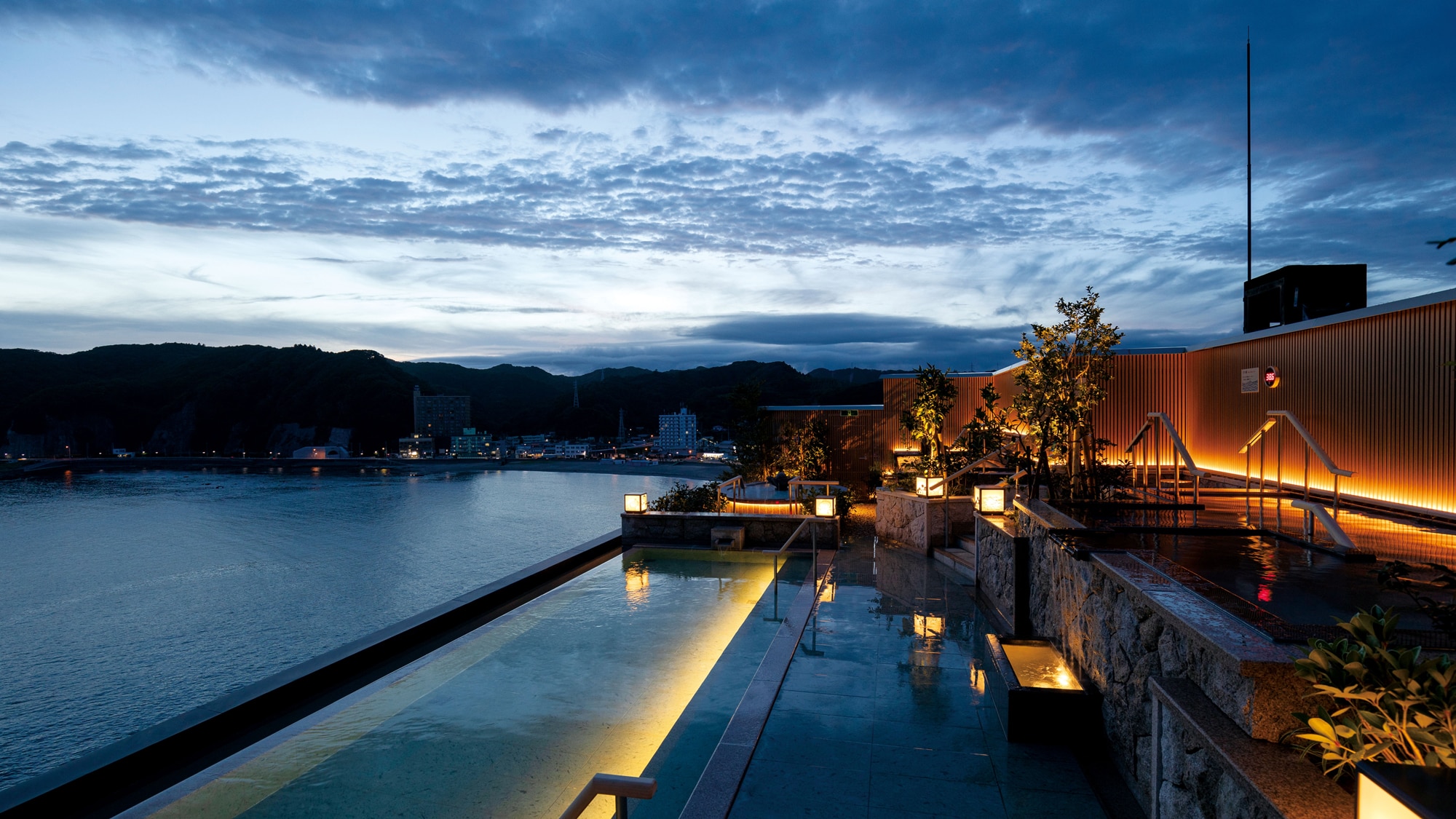 *【露天浴池】星空环绕的夜晚，是与白天不同的放松时光。