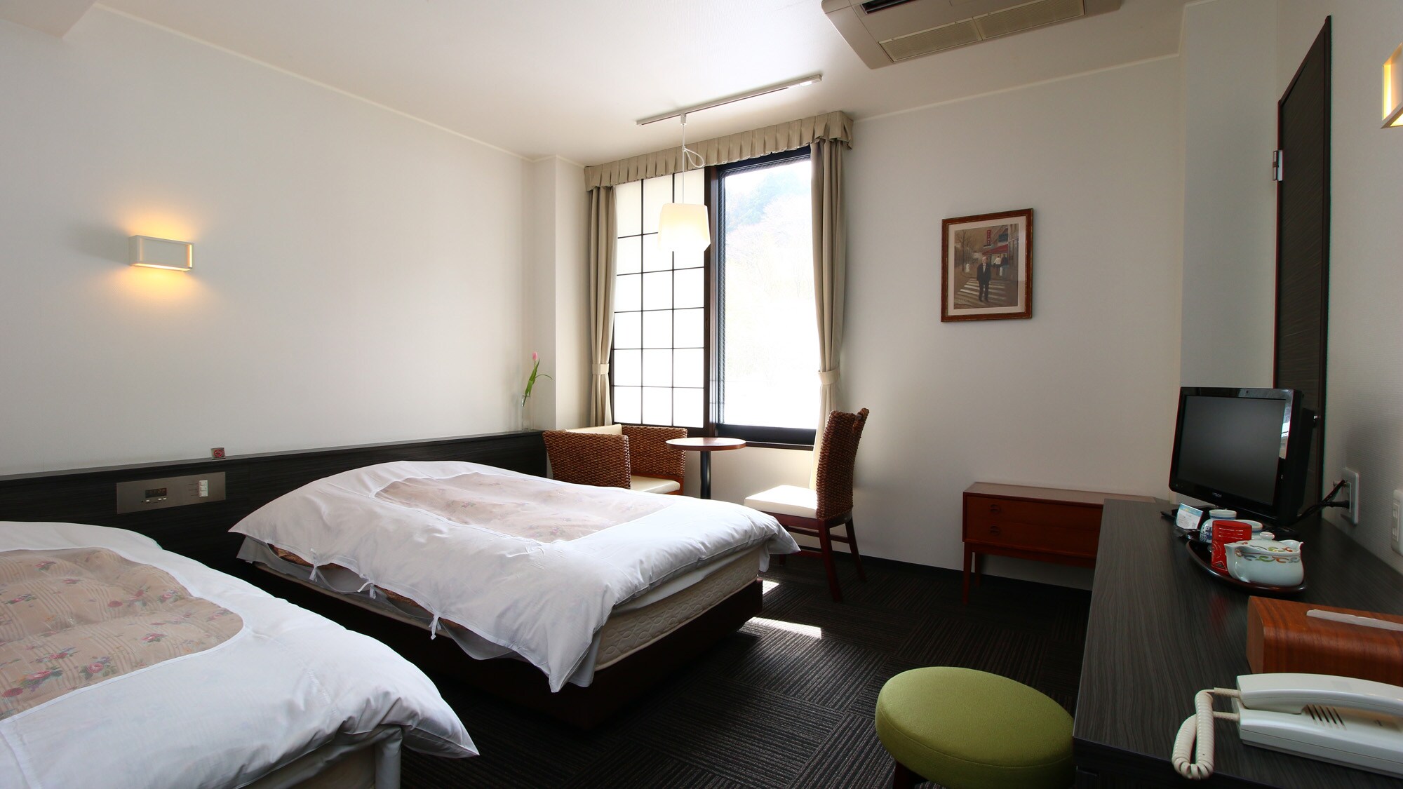 [Example of guest room: Twin room] This Western-style room with a modern Japanese atmosphere is spacious and comfortable.