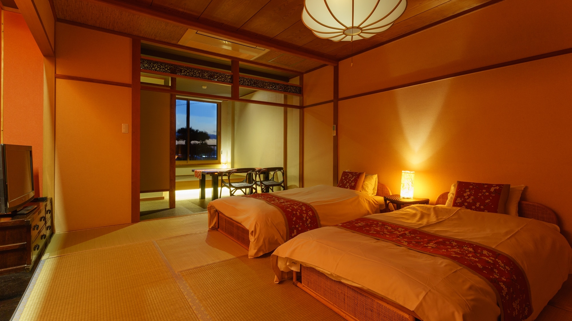 *[Biwakonanairo Akebono] A Japanese-style room with 10 tatami mats, with a vibrant orange sunset color.