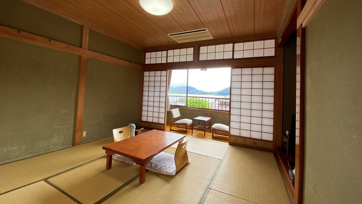 Nikmati pemandangan Danau Okukawaguchi yang tenang [Kamar bergaya Jepang di tepi danau]