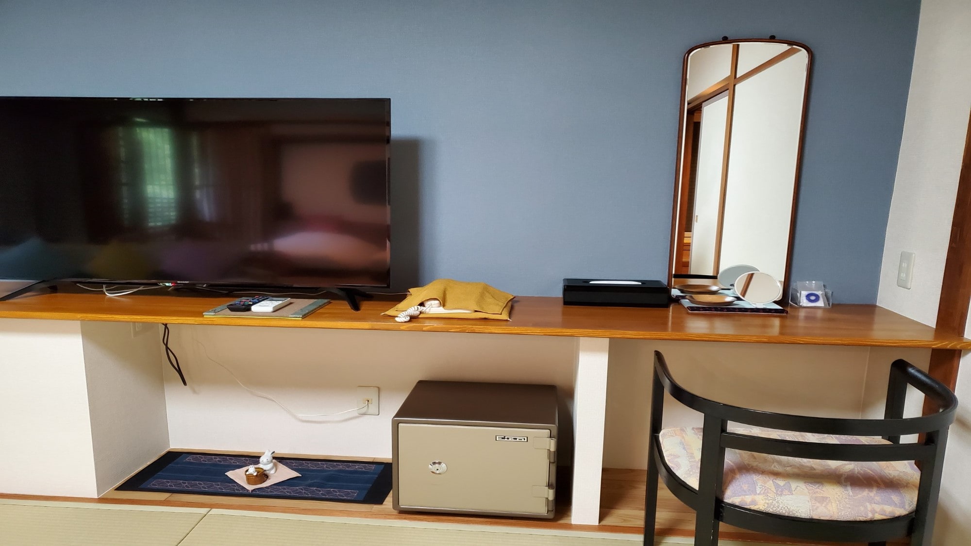 Around the dresser in the Japanese-Western style room