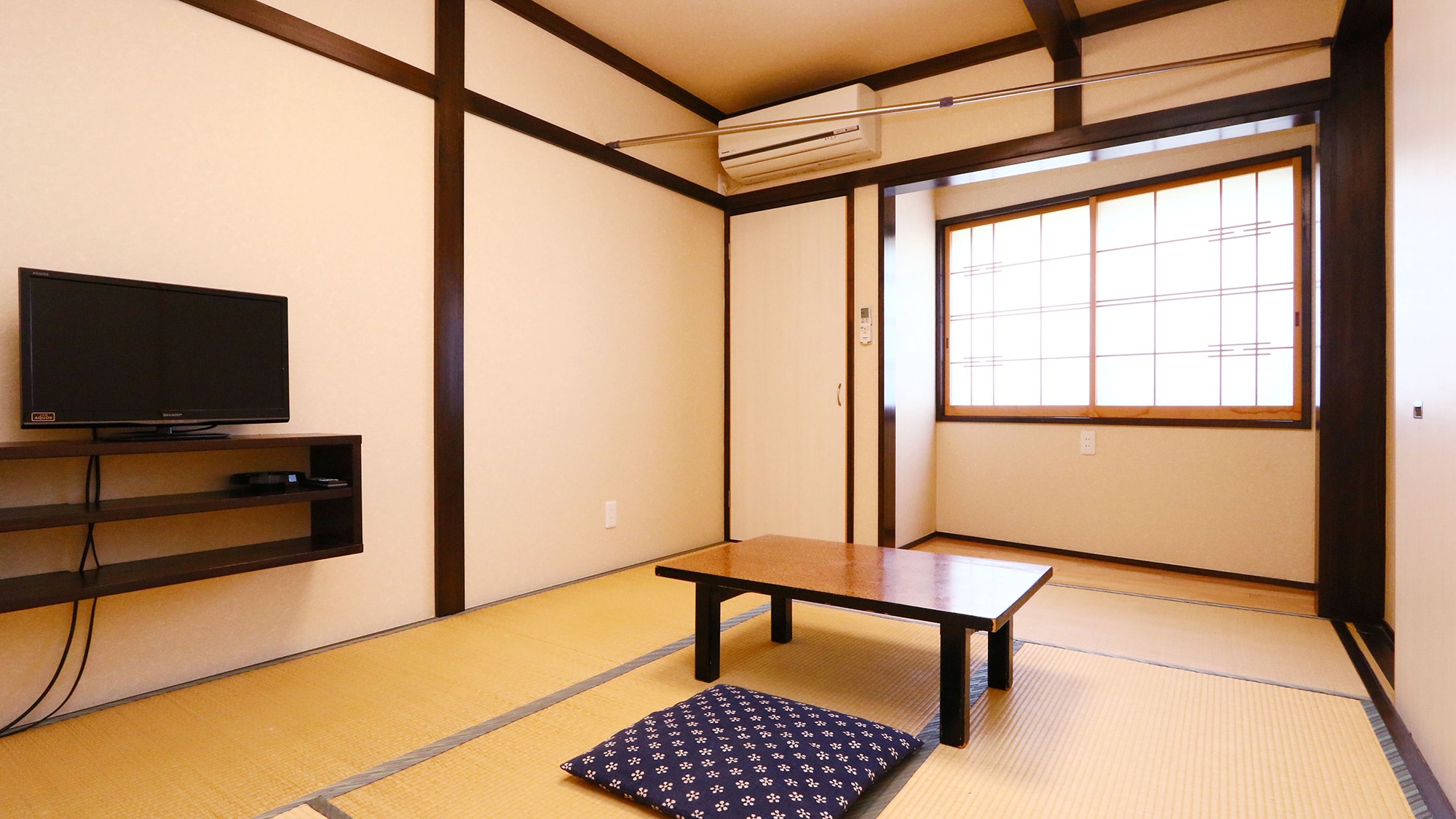 Detached house: All three 6-tatami rooms can be rented out exclusively!
