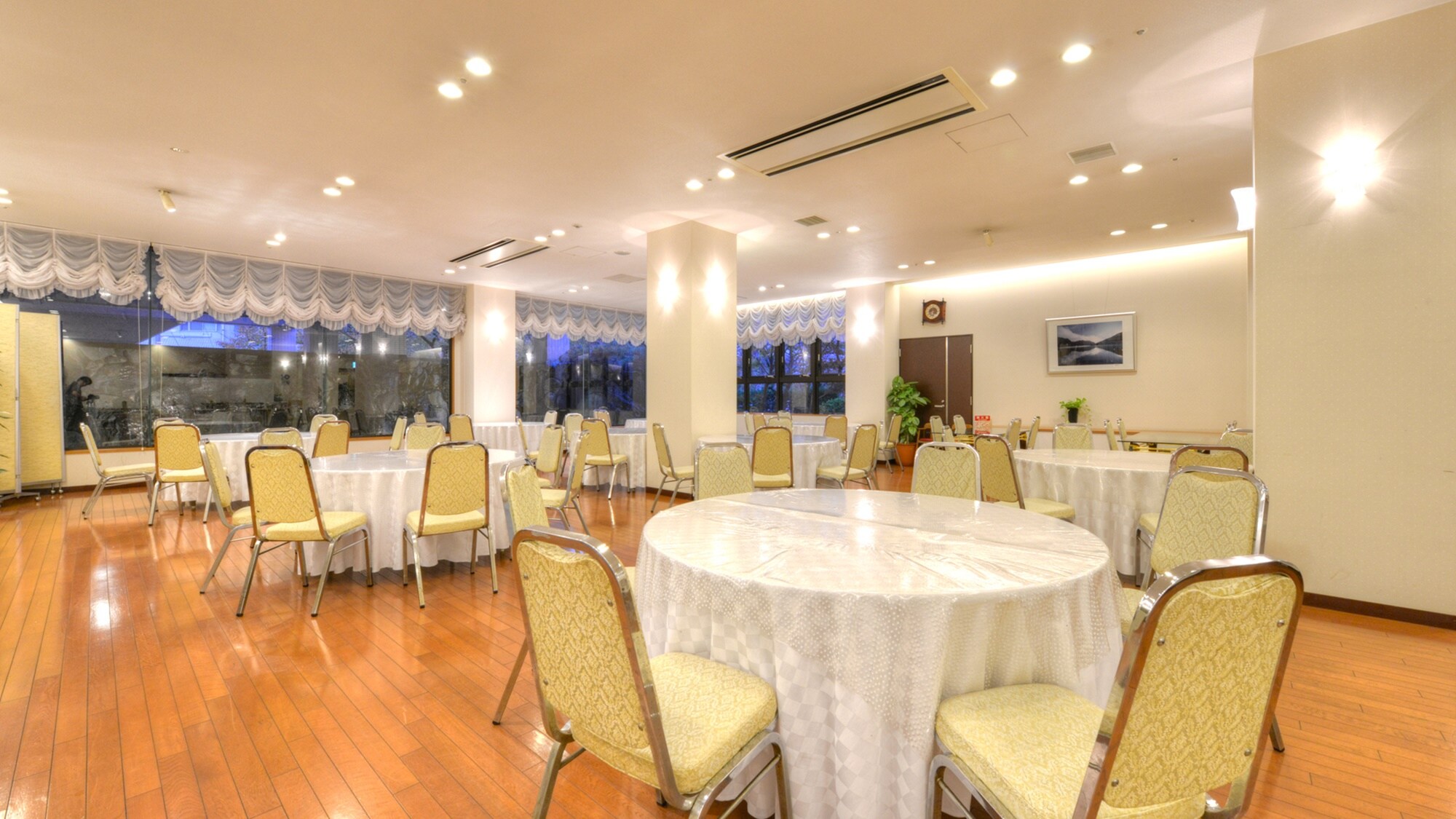 *Bữa sáng tự chọn: Thưởng thức thỏa thích khoảng 15 món ăn Nhật Bản, phương Tây và Trung Quốc.