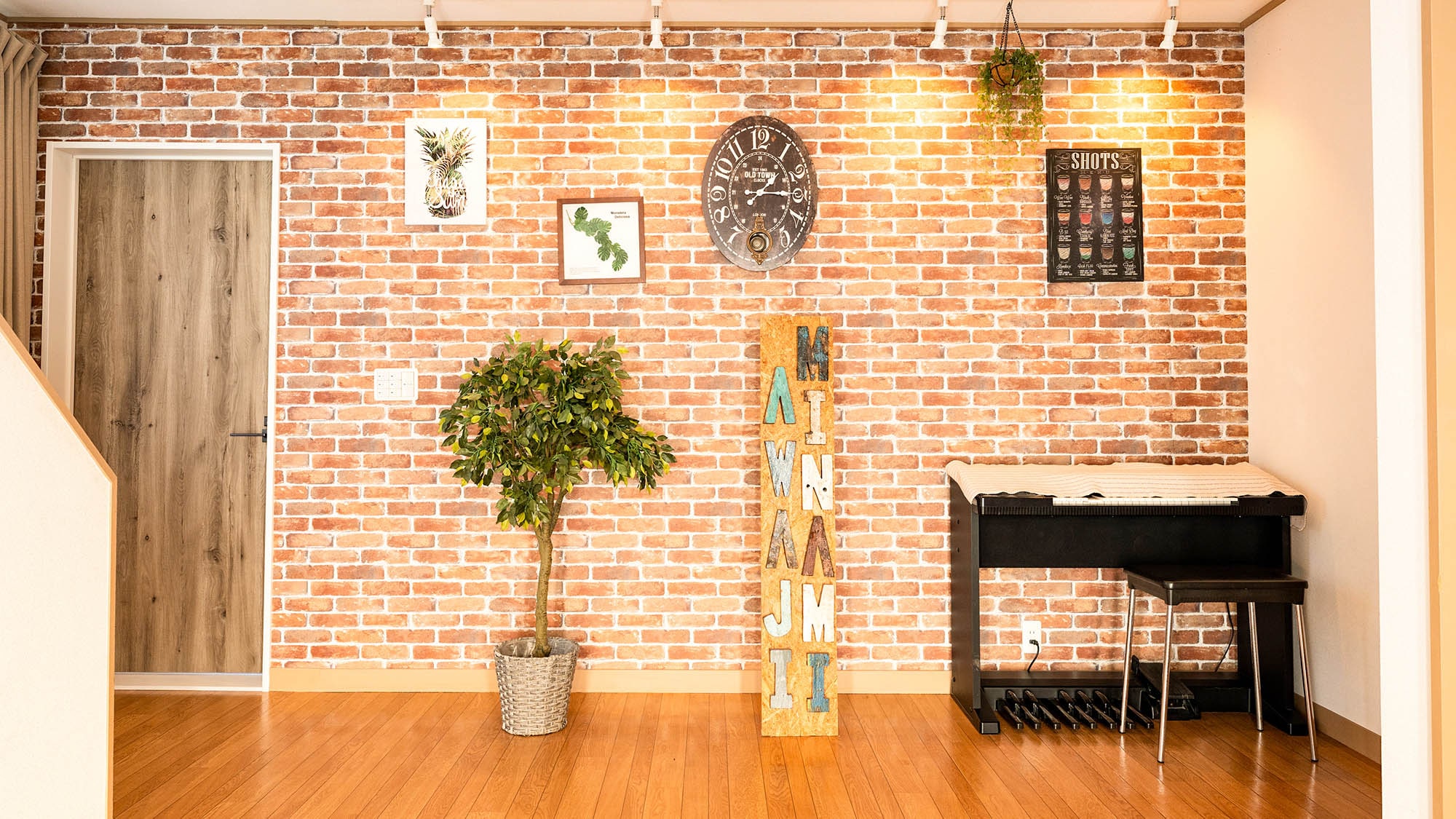 ・【Front entrance】A fun interior welcomes guests.