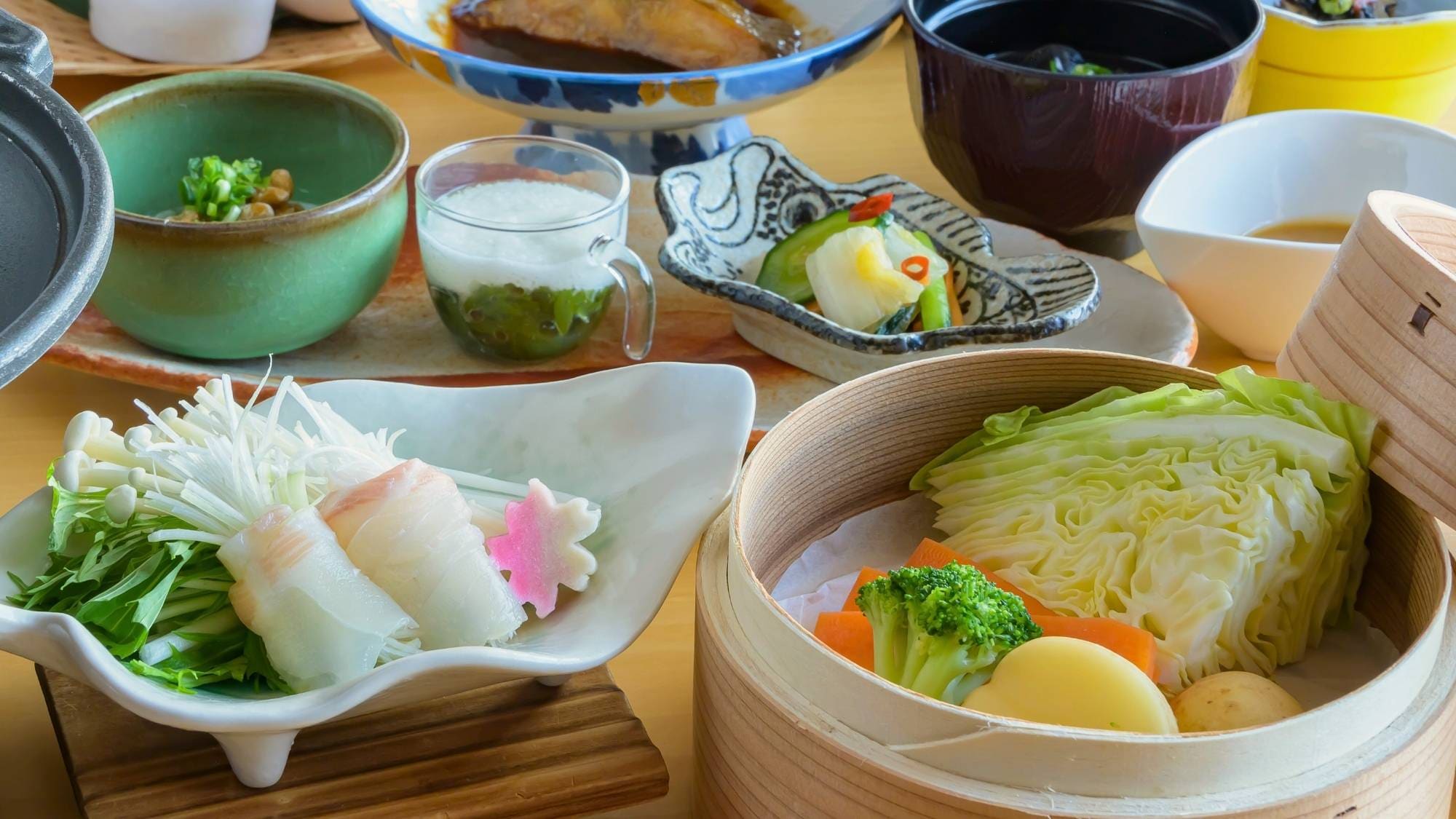 早上提供海鲜蔬菜涮锅、蒸菜等健康菜肴。