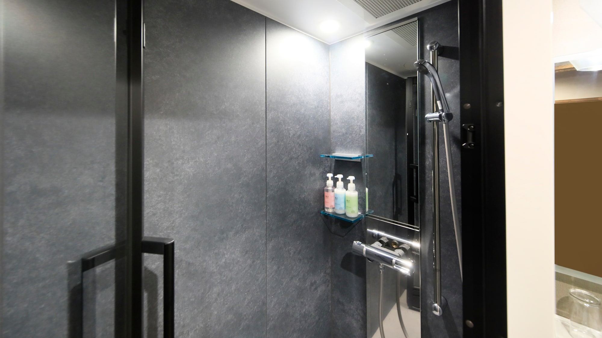 [3 person capacity Japanese-style twin room with semi-open-air bath] Shower booth included (example)
