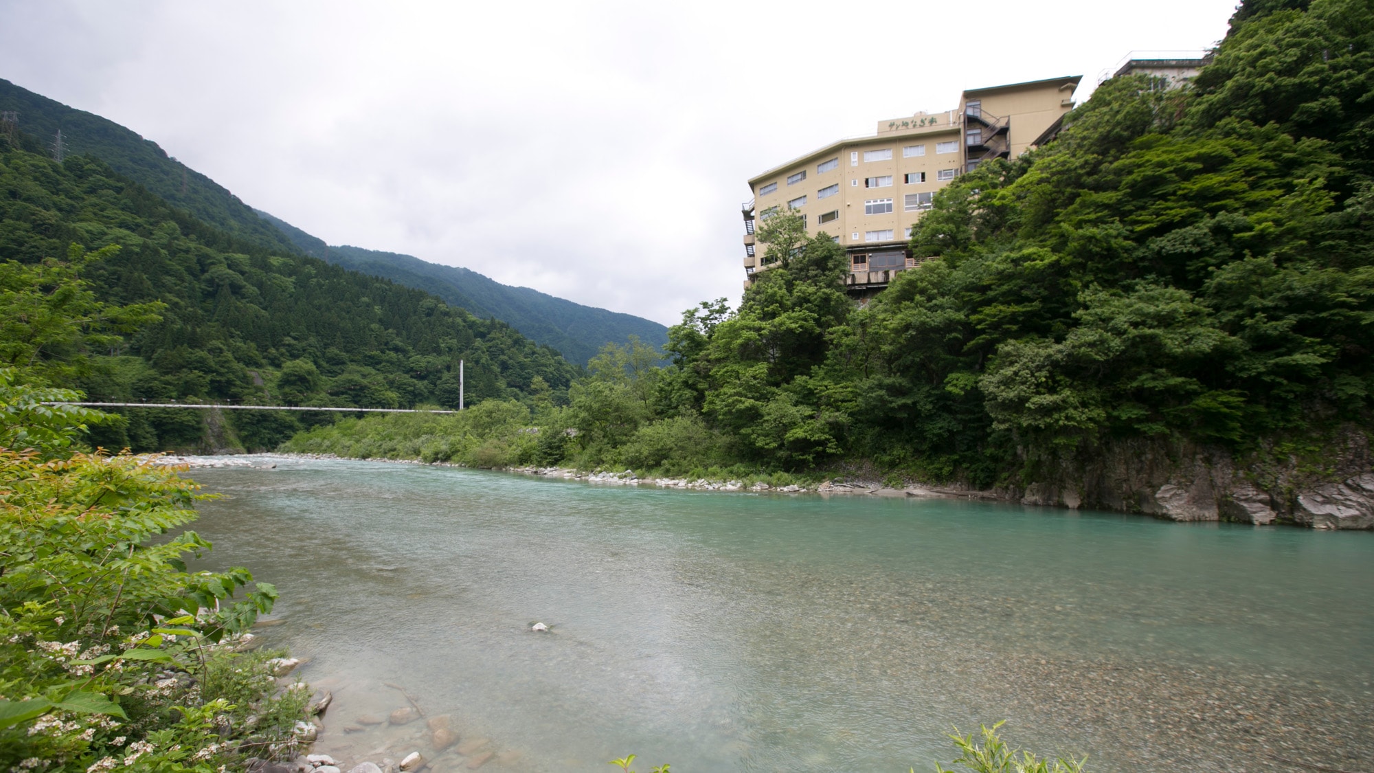"Sanyanagi-tei" overlooking the clear stream Kurobe River