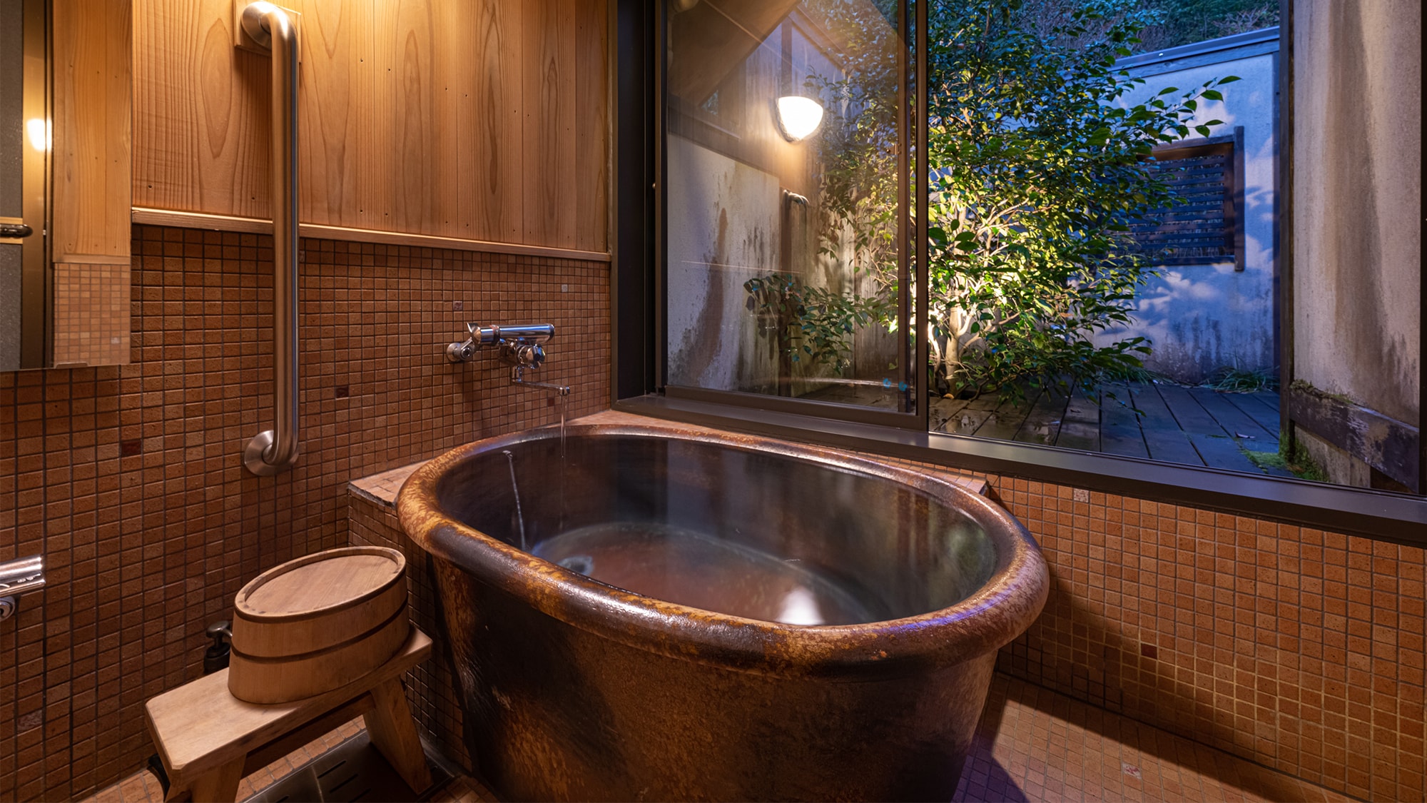[Azalea -Tsutsuji-] 半露天室內浴池，一打開窗戶就有一種開放的感覺。