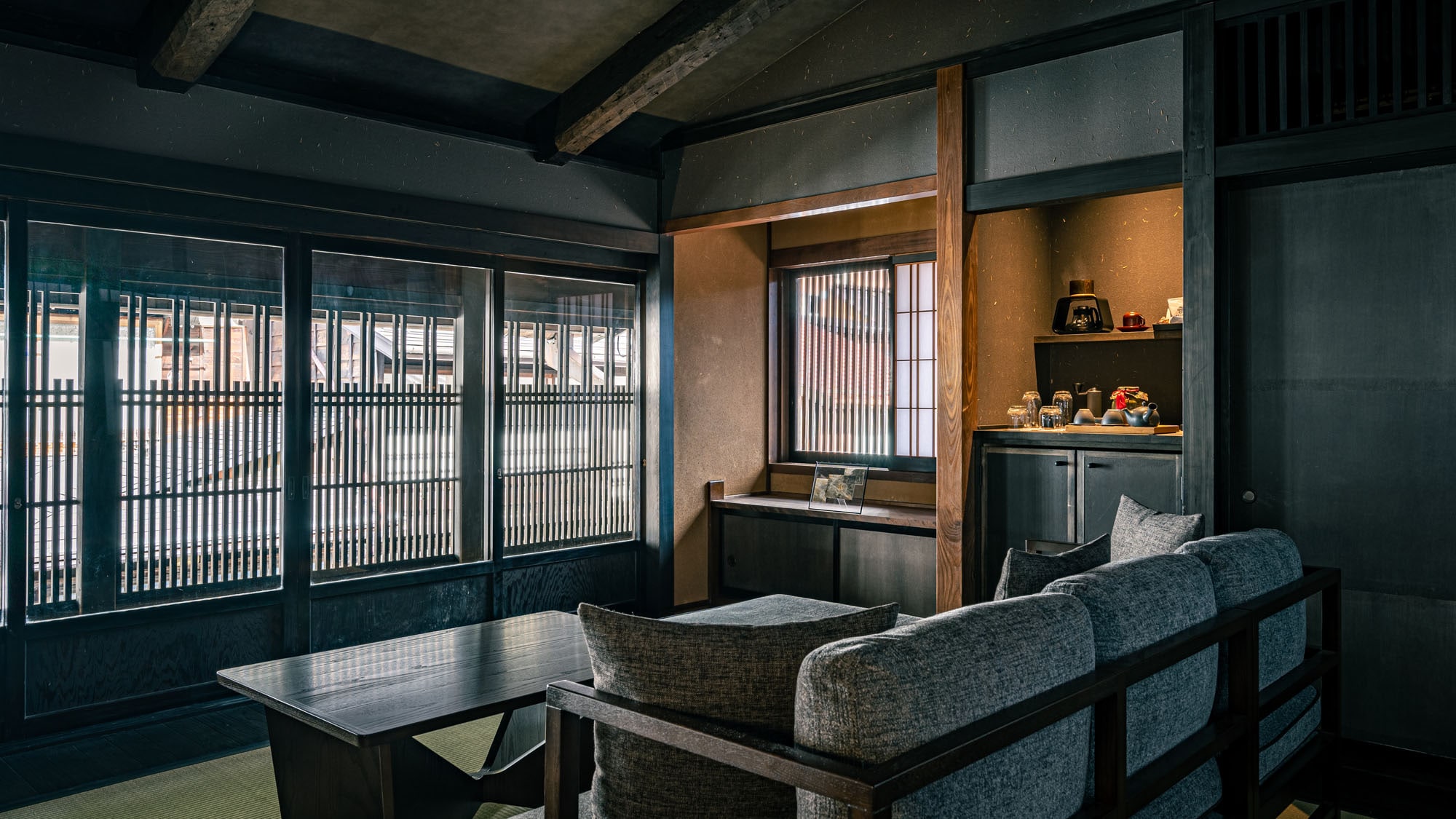 [Toshiyoshiya] Hyakuji / Luxury to feel the street through the lattice
