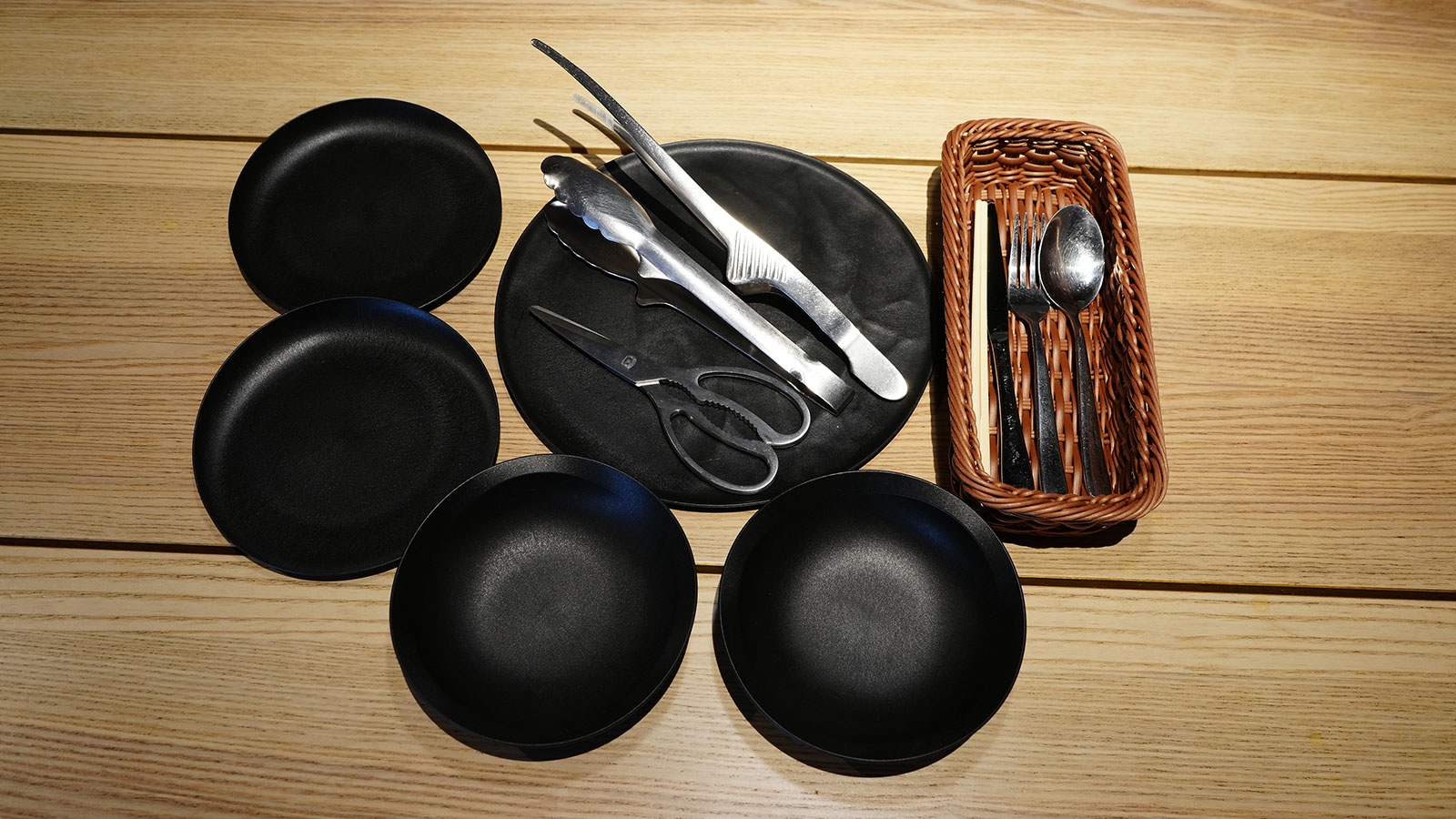 Peralatan makan untuk satu orang (satu pasang gunting dan penjepit per kelompok)