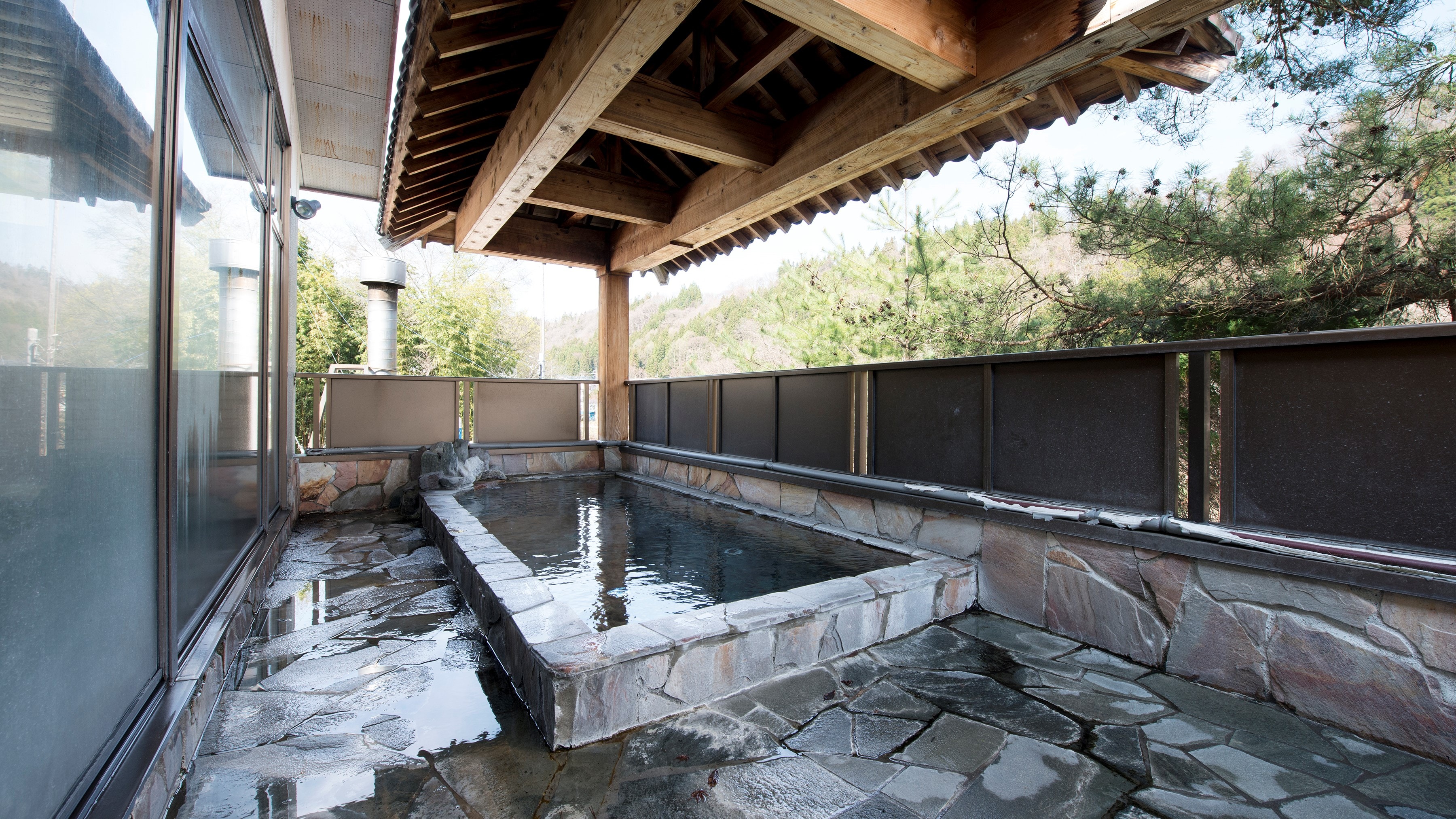 *You can enjoy the bath while listening to the babbling of the Katashina River below and looking out at the surrounding mountains.