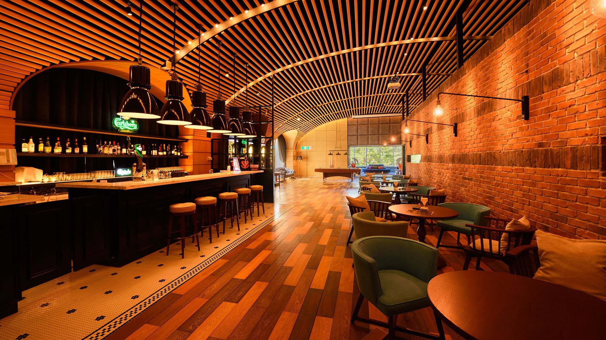 [Play Spot] There are plenty of play areas, including darts, billiards, simulation golf, and karaoke.