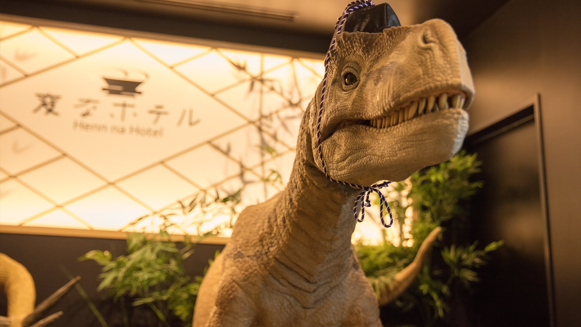  Front: Surrounded by a "Japanese" space, a state-of-the-art robot welcomes you.